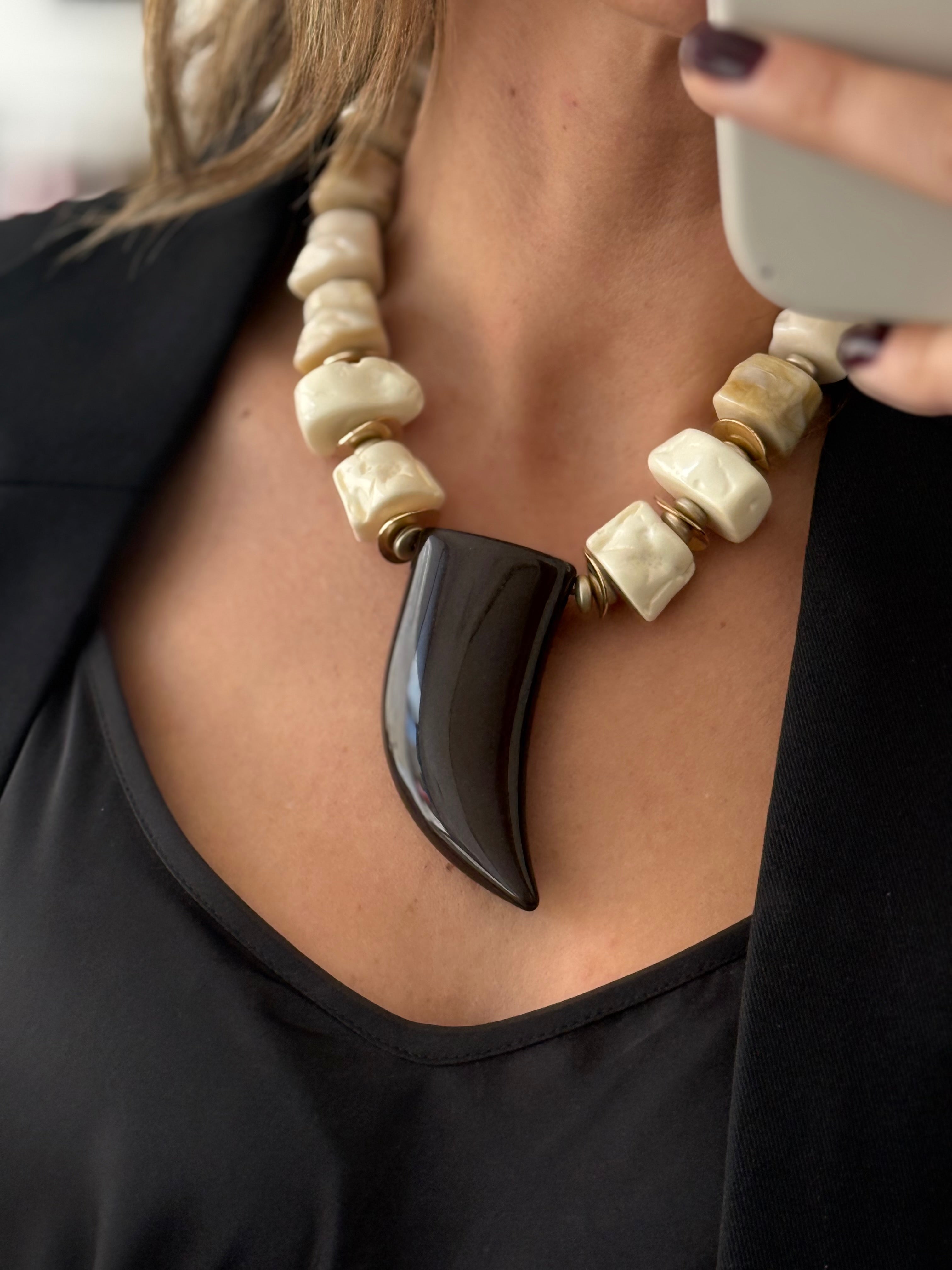 COLLAR CUERNO MARRÓN