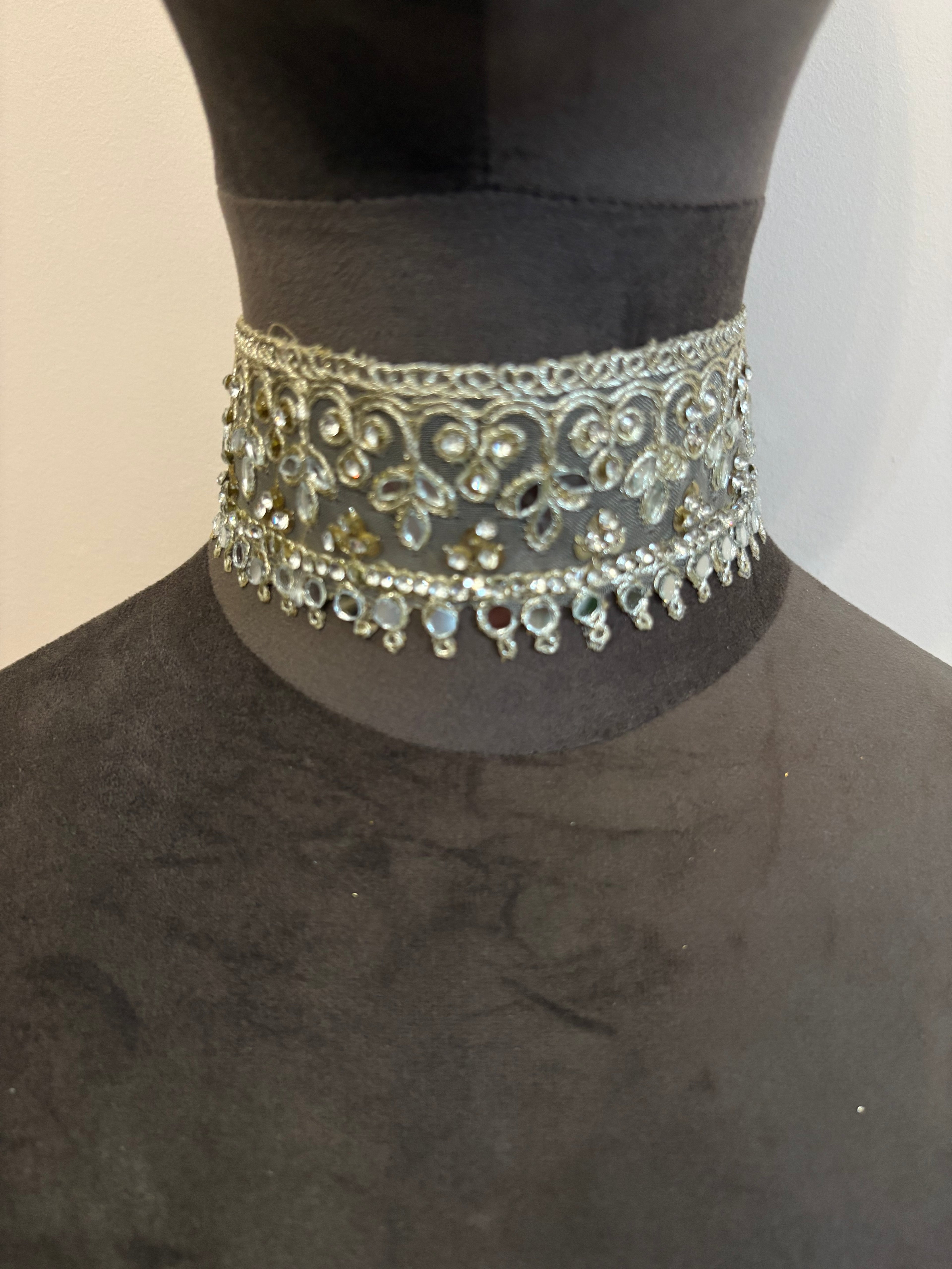 COLLAR MANTILLA