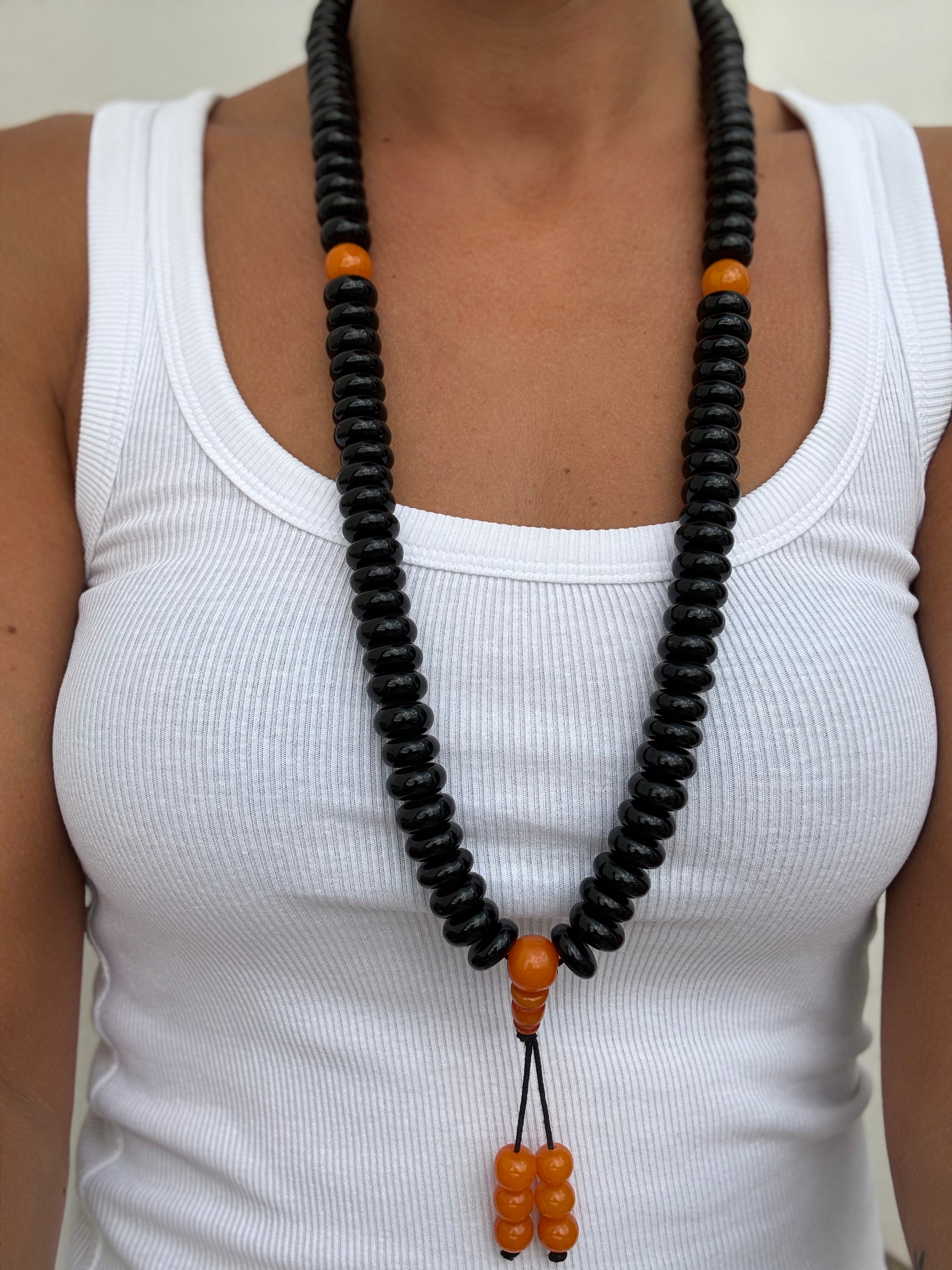 COLLAR GRANADO NEGRO