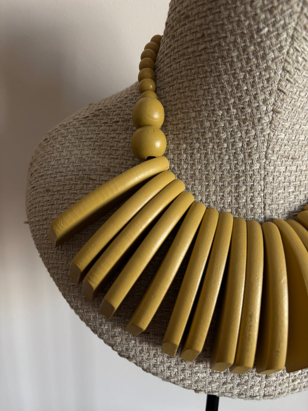 COLLAR PAPÚA MOSTAZA