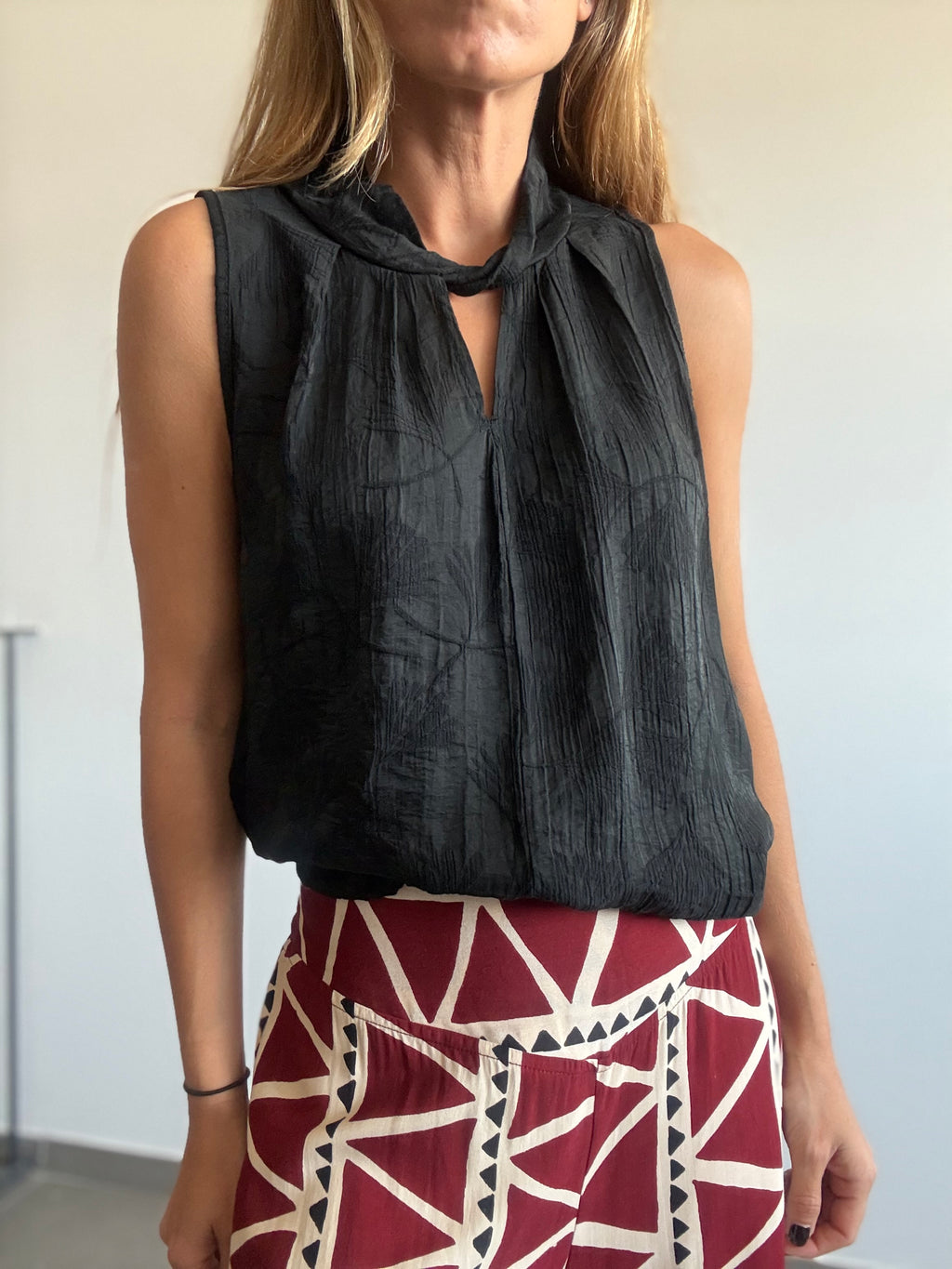 BLUSA ESCOTE HALTER FLORES NEGRO