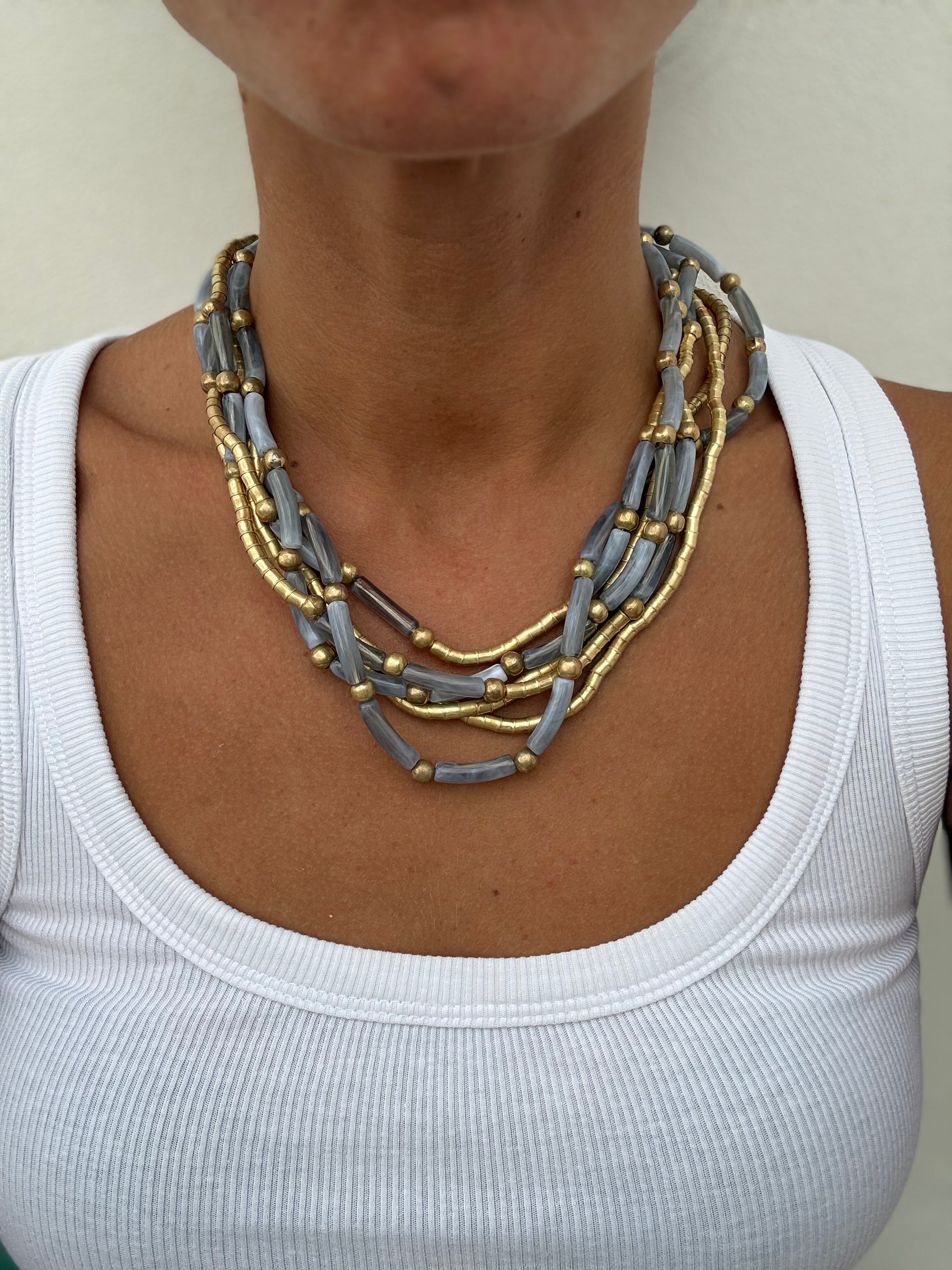 COLLAR GRISÁCEO