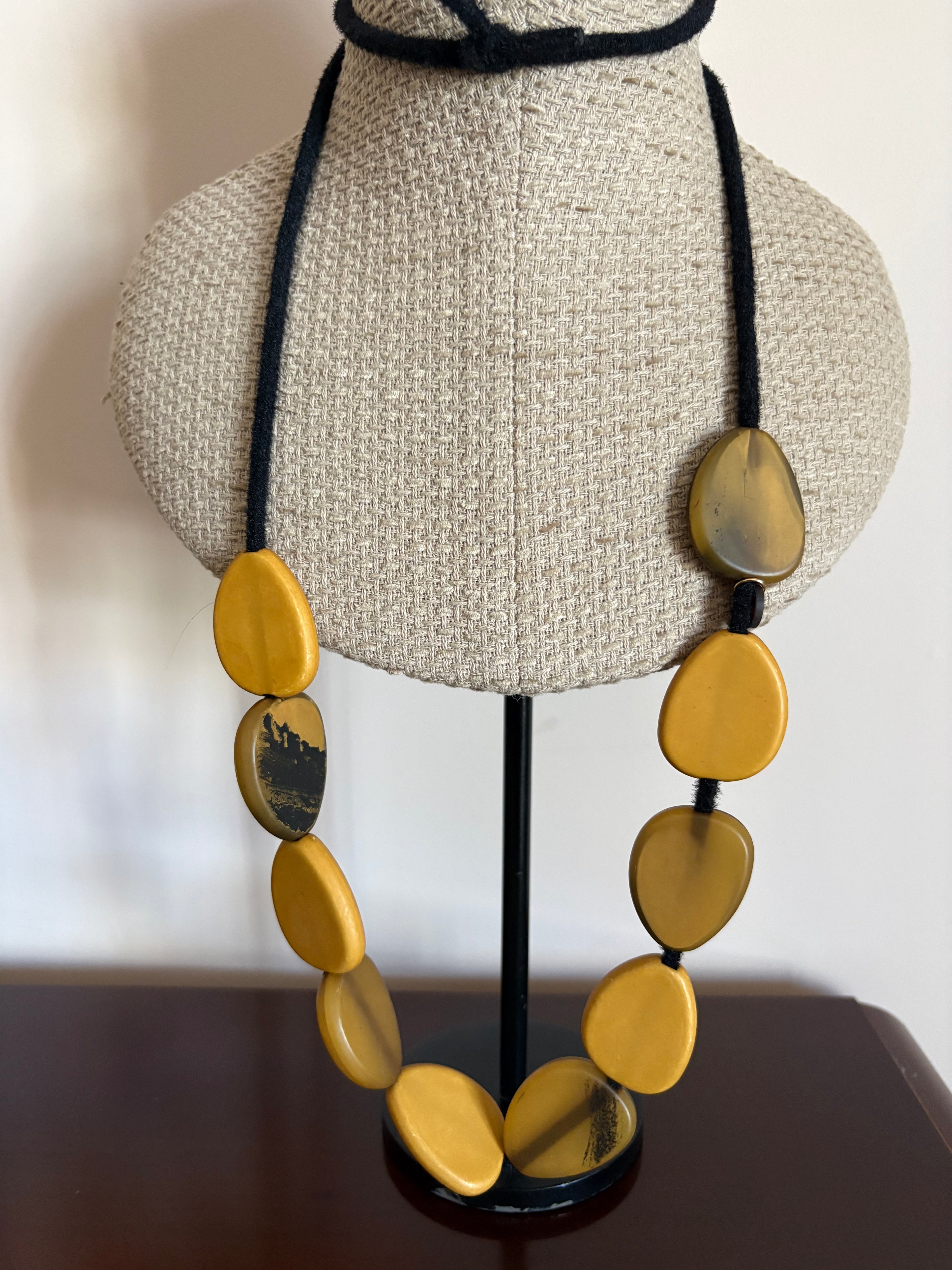 COLLAR MOSTAZA