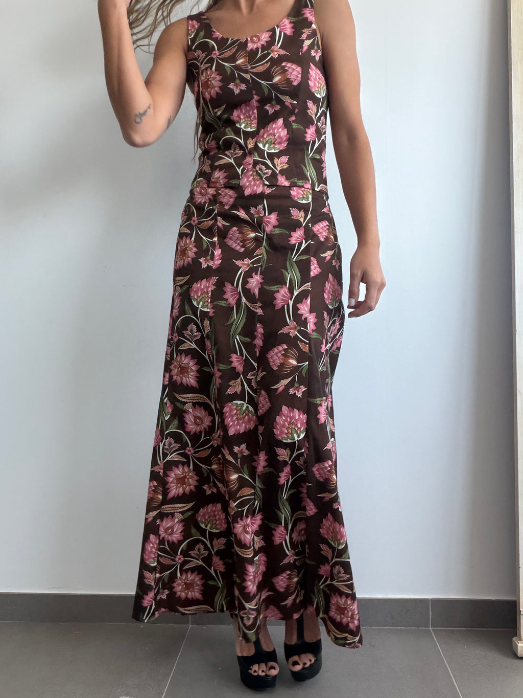 CONJUNTO FLORAL MARRÓN