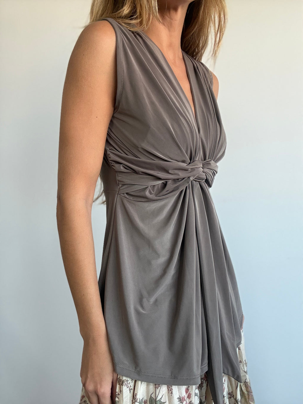 TOP LICRA CON DETALLE DE NUDO TOPO