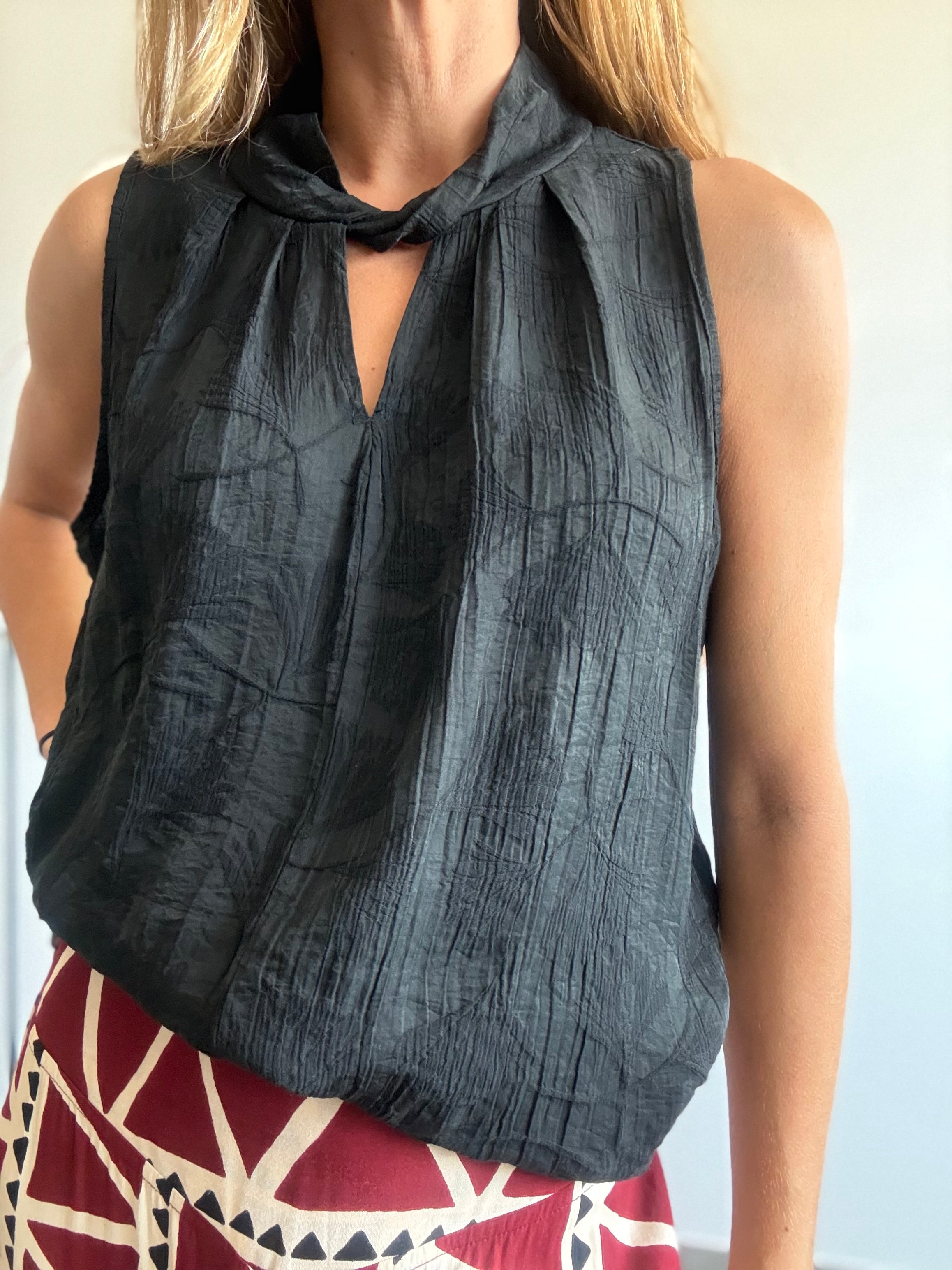 BLUSA ESCOTE HALTER FLORES NEGRO