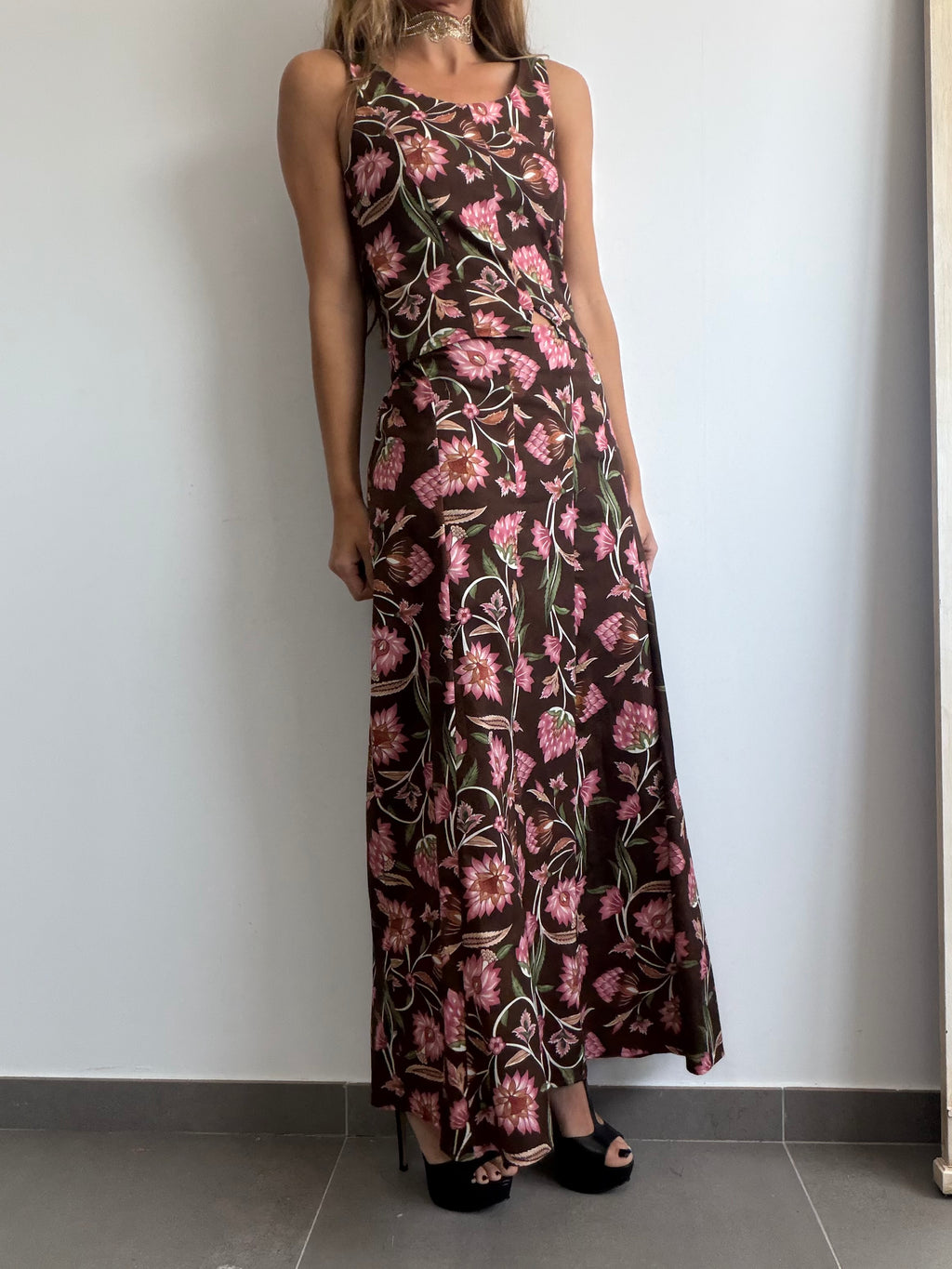 CONJUNTO FLORAL MARRÓN