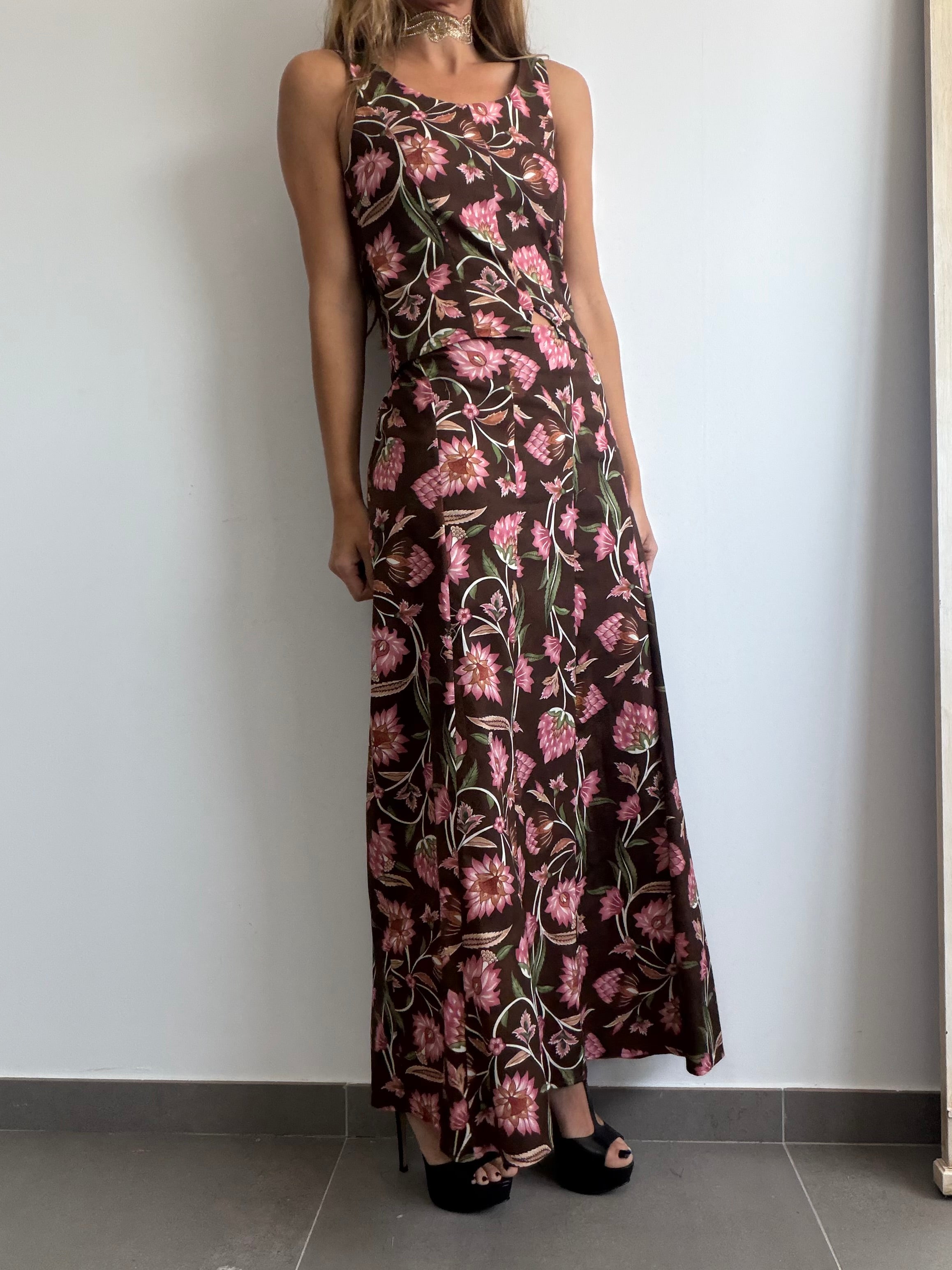 CONJUNTO FLORAL MARRÓN