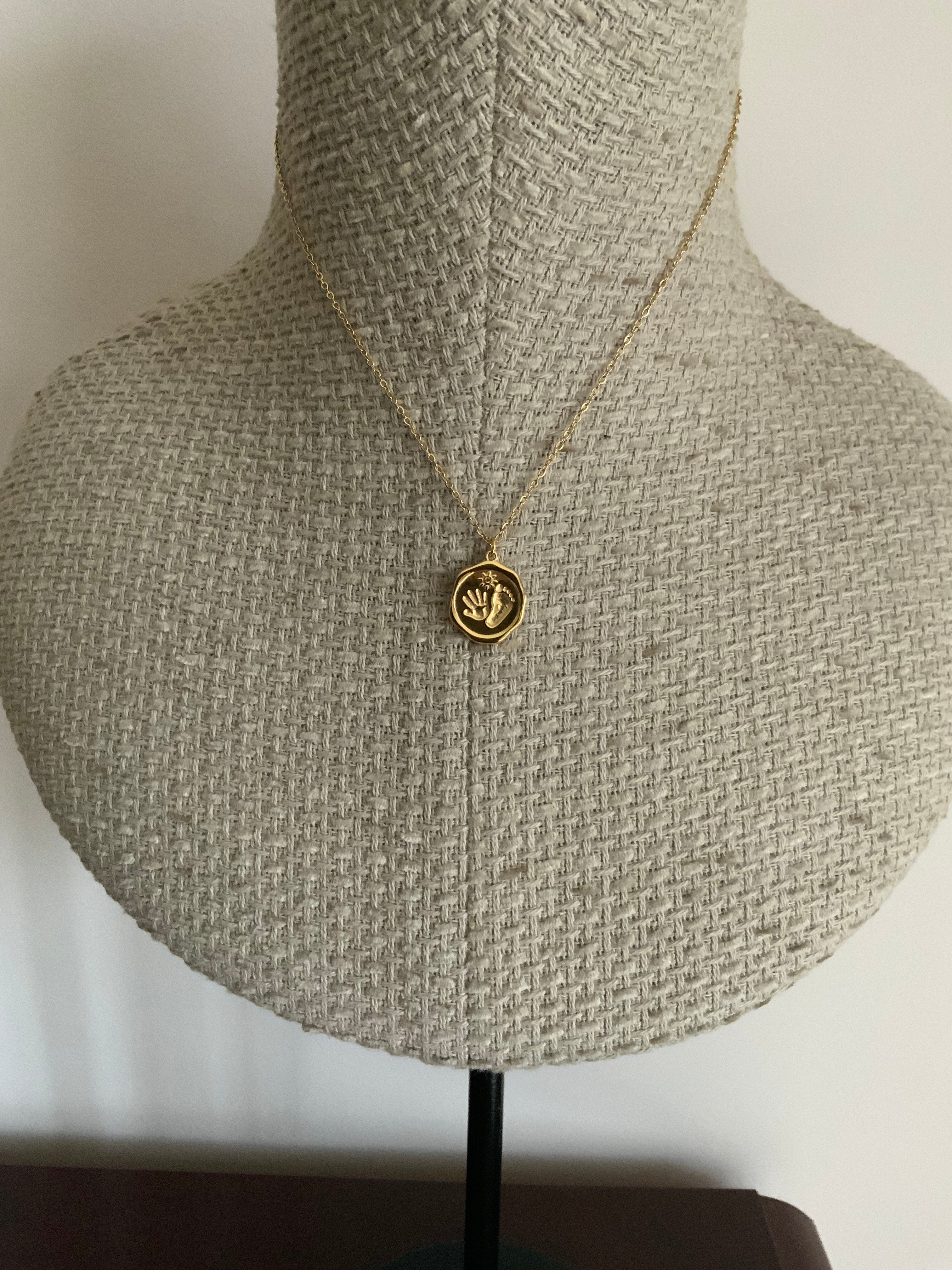 COLLAR- GARGANTILLA MANO-PIE