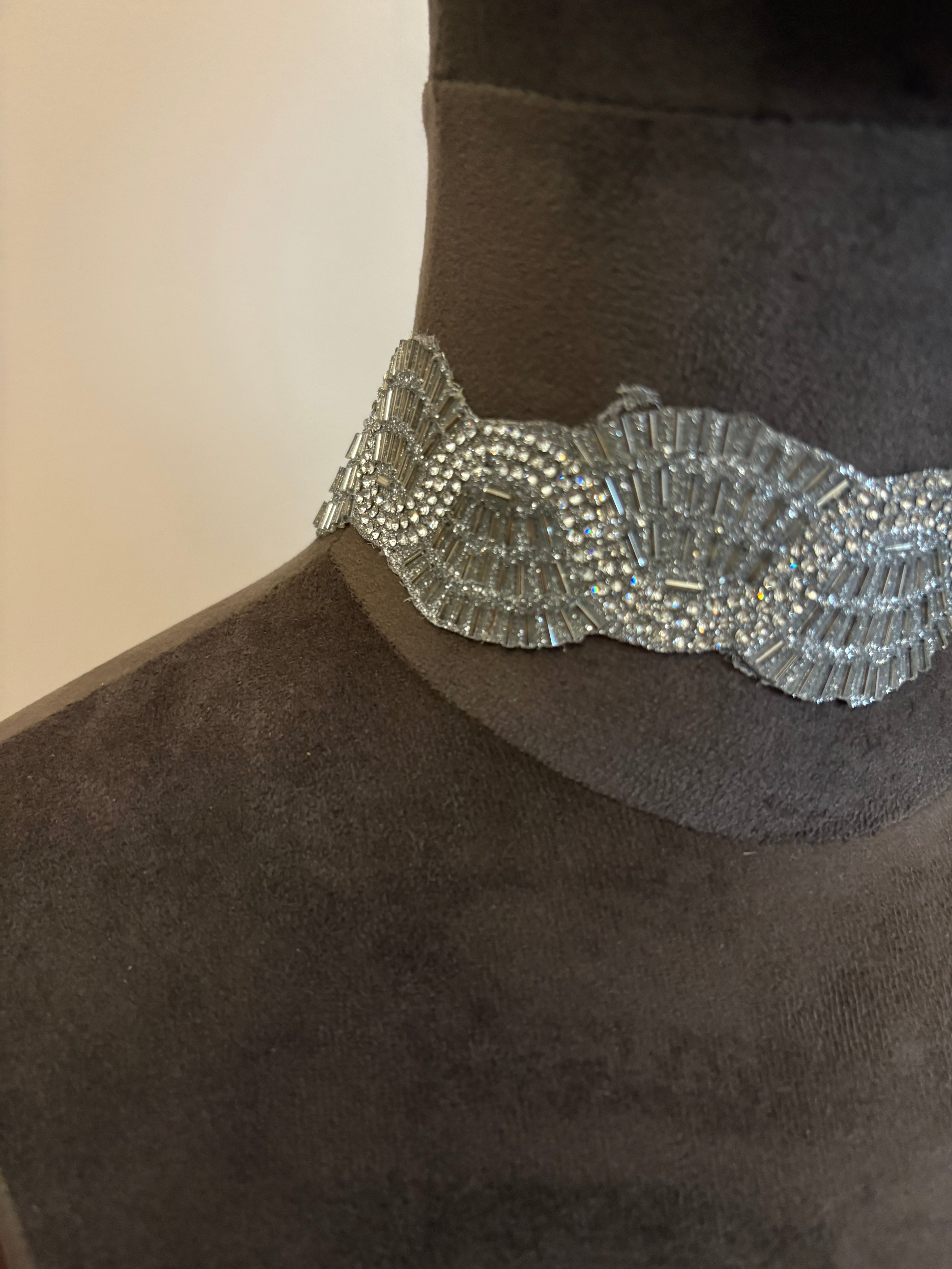 COLLAR TUDOR PLATEADO