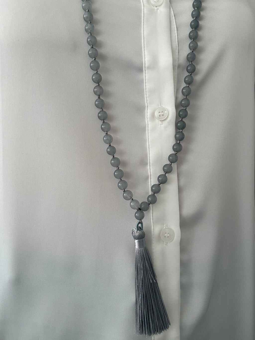 COLLAR TOSARIO. GRIS