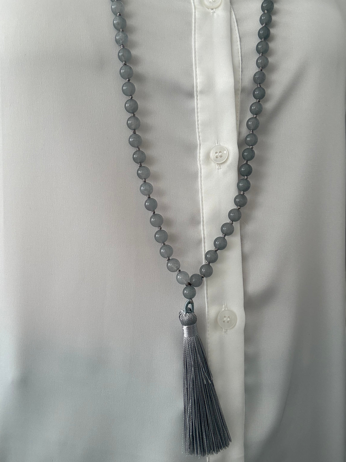 COLLAR TOSARIO. GRIS