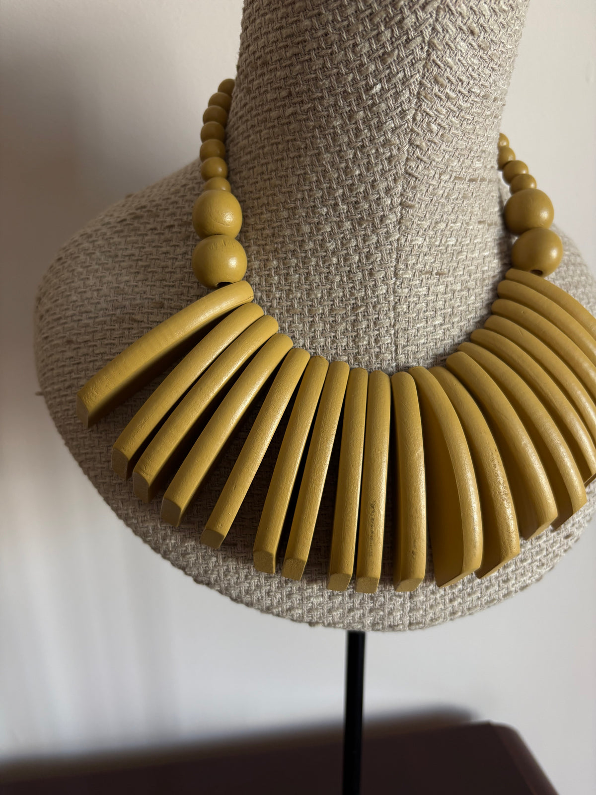 COLLAR PAPÚA MOSTAZA