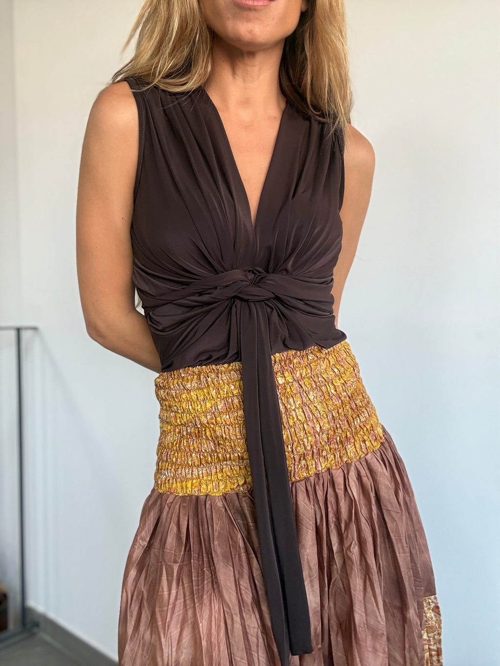 TOP LICRA CON DETALLE DE NUDO CHOCOLATE