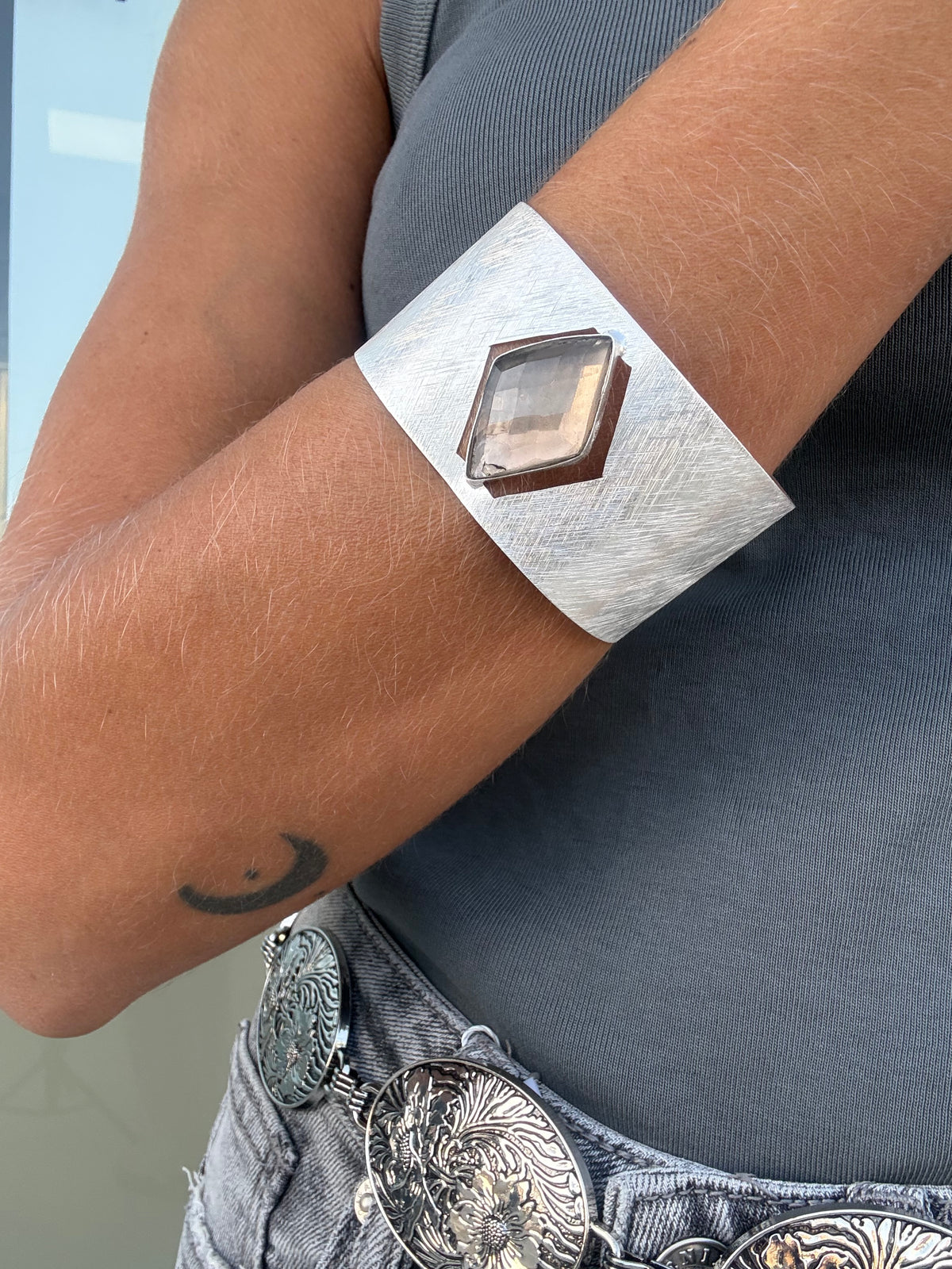 BRAZALETE PIEDRA PLATEADO