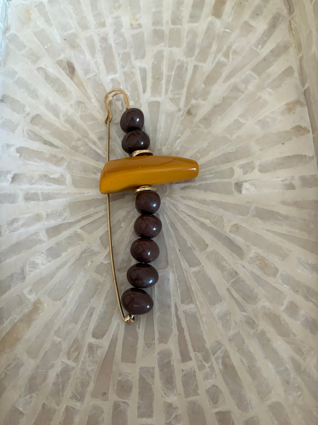 BROCHE LANZA MARRON-MOSTAZA