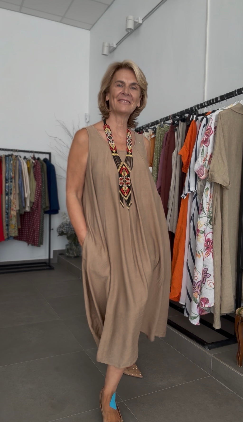 VESTIDO ABANICO CAMEL