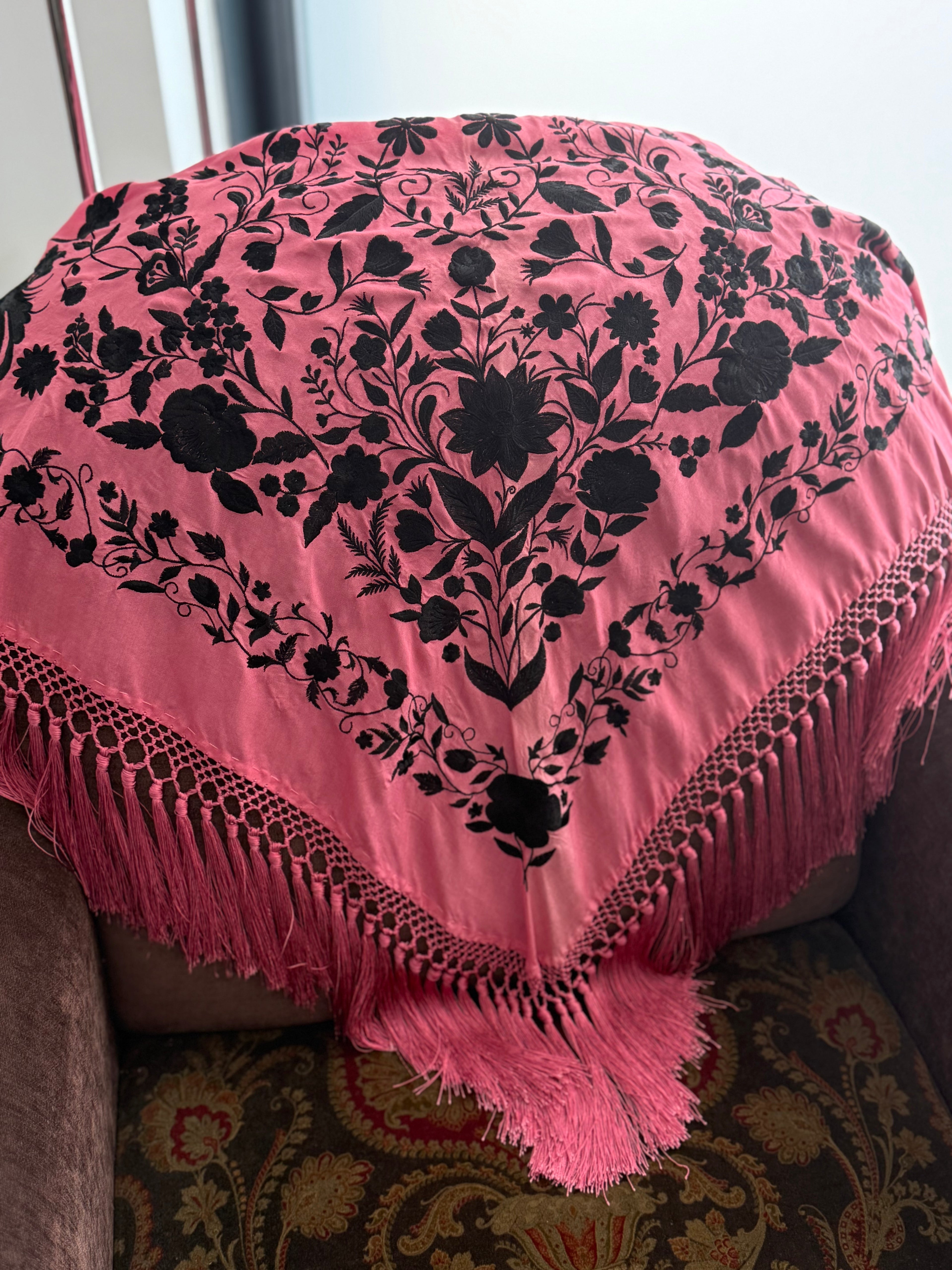 MANTÓN NEGRO ROSA