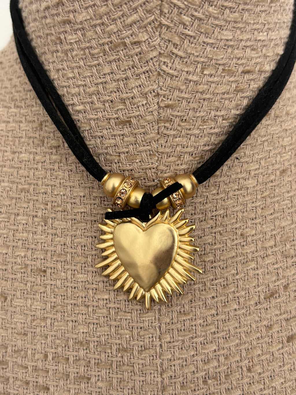 COLLAR CORAZÓN NEGRO