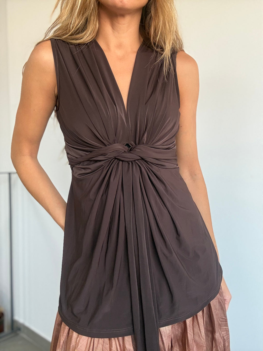 TOP LICRA CON DETALLE DE NUDO CHOCOLATE