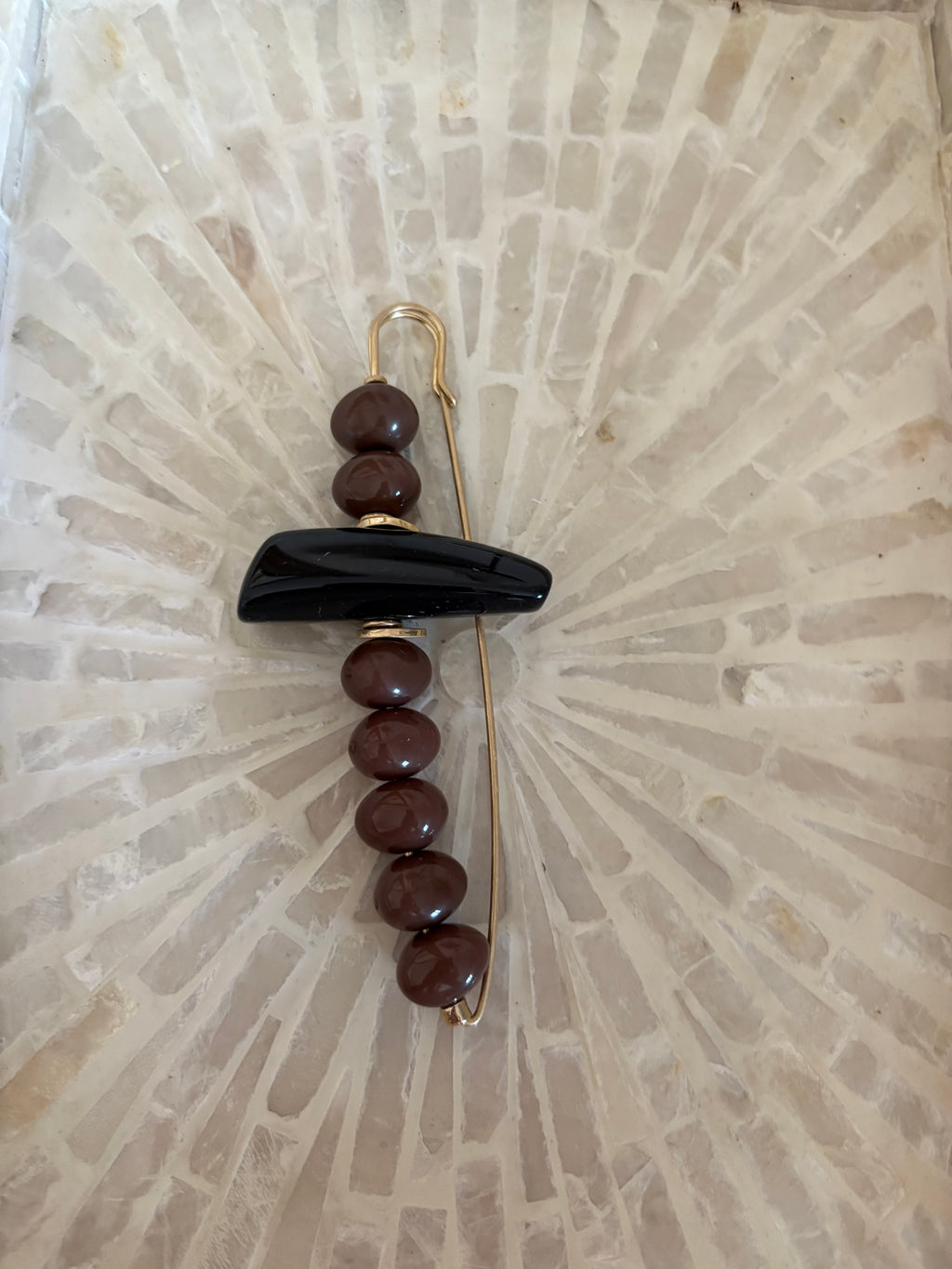 BROCHE LANZA MARRON-NEGRO