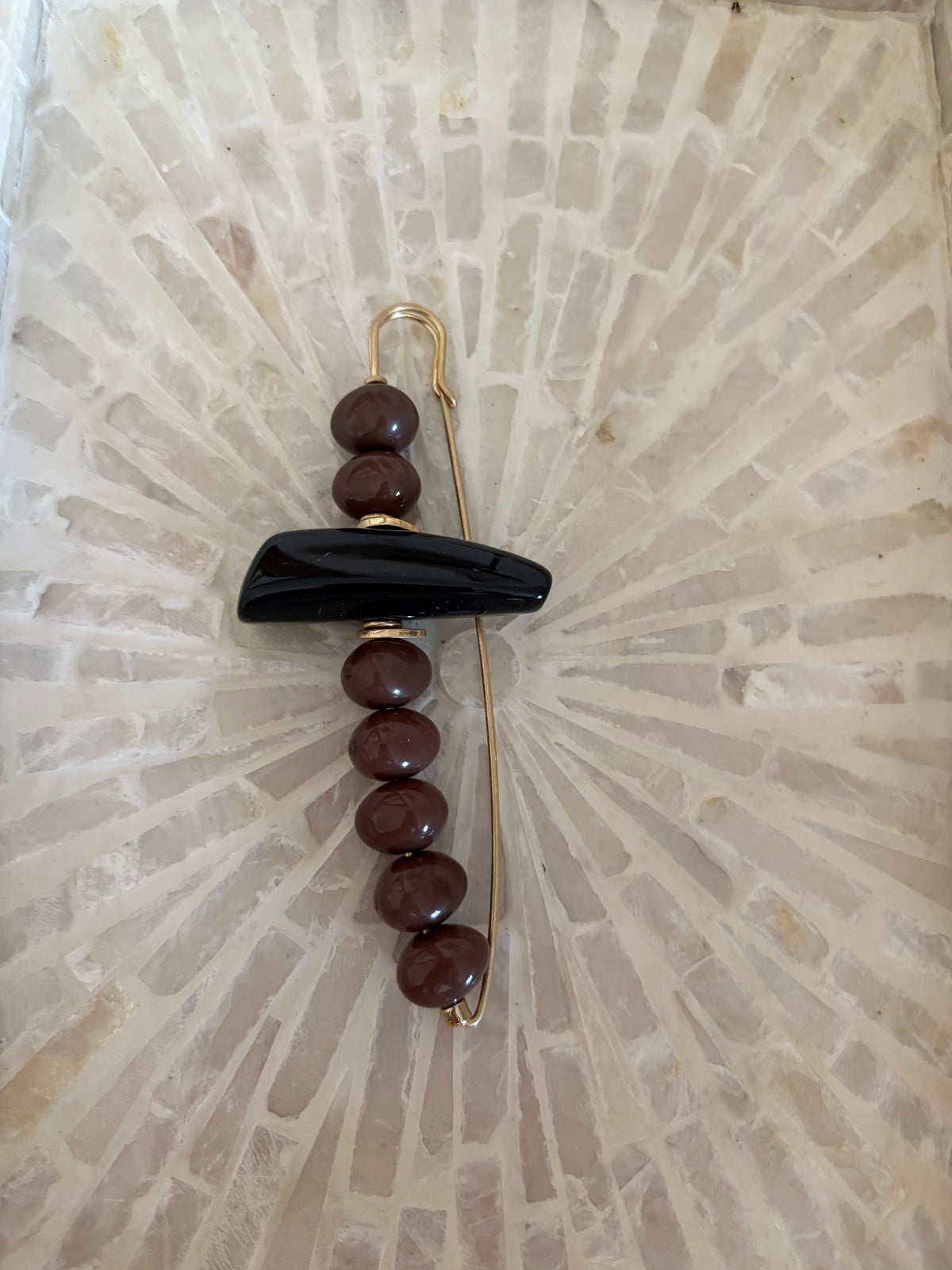 BROCHE LANZA MARRON-NEGRO
