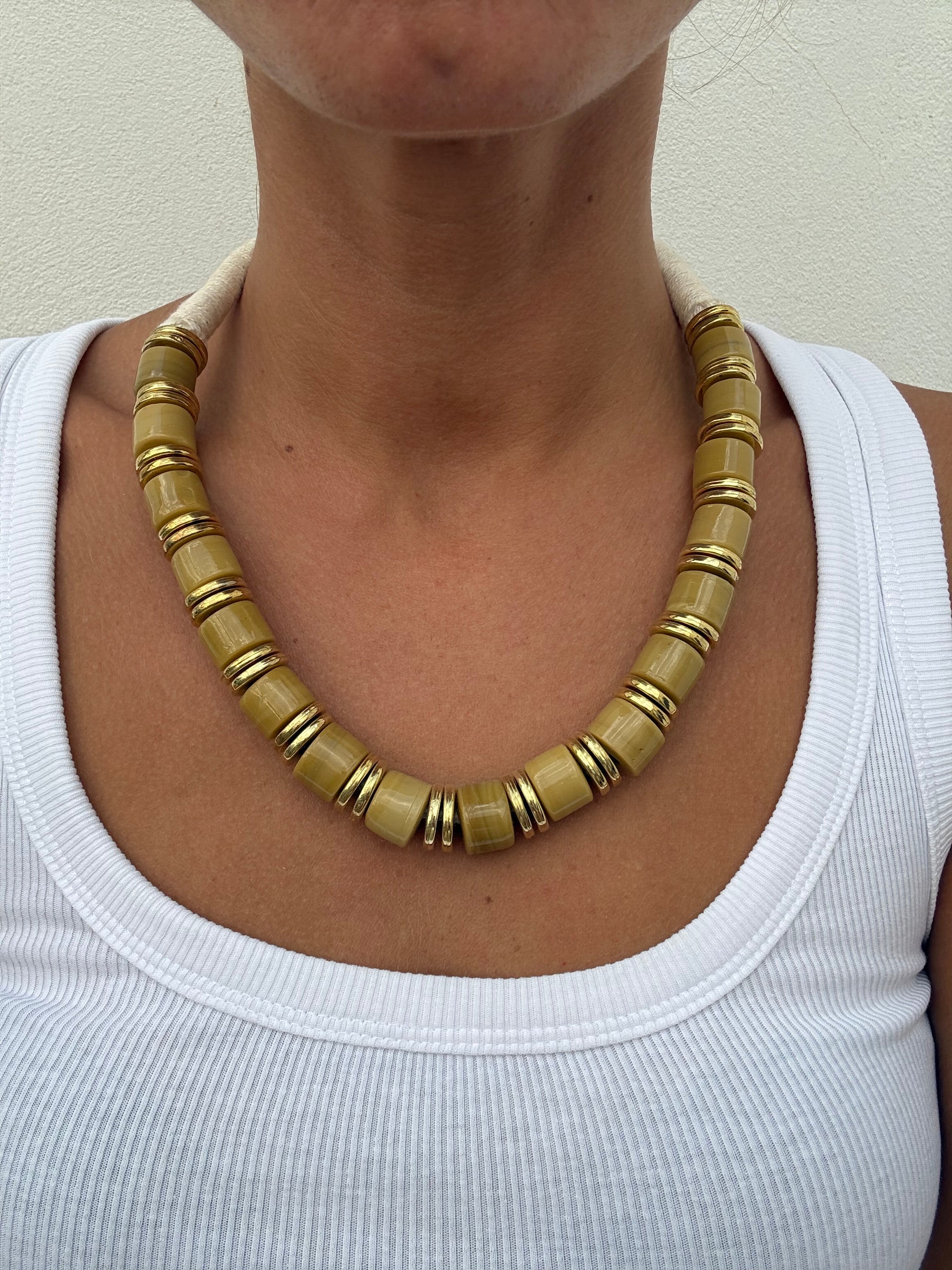 COLLAR MASÁI MOSTAZA