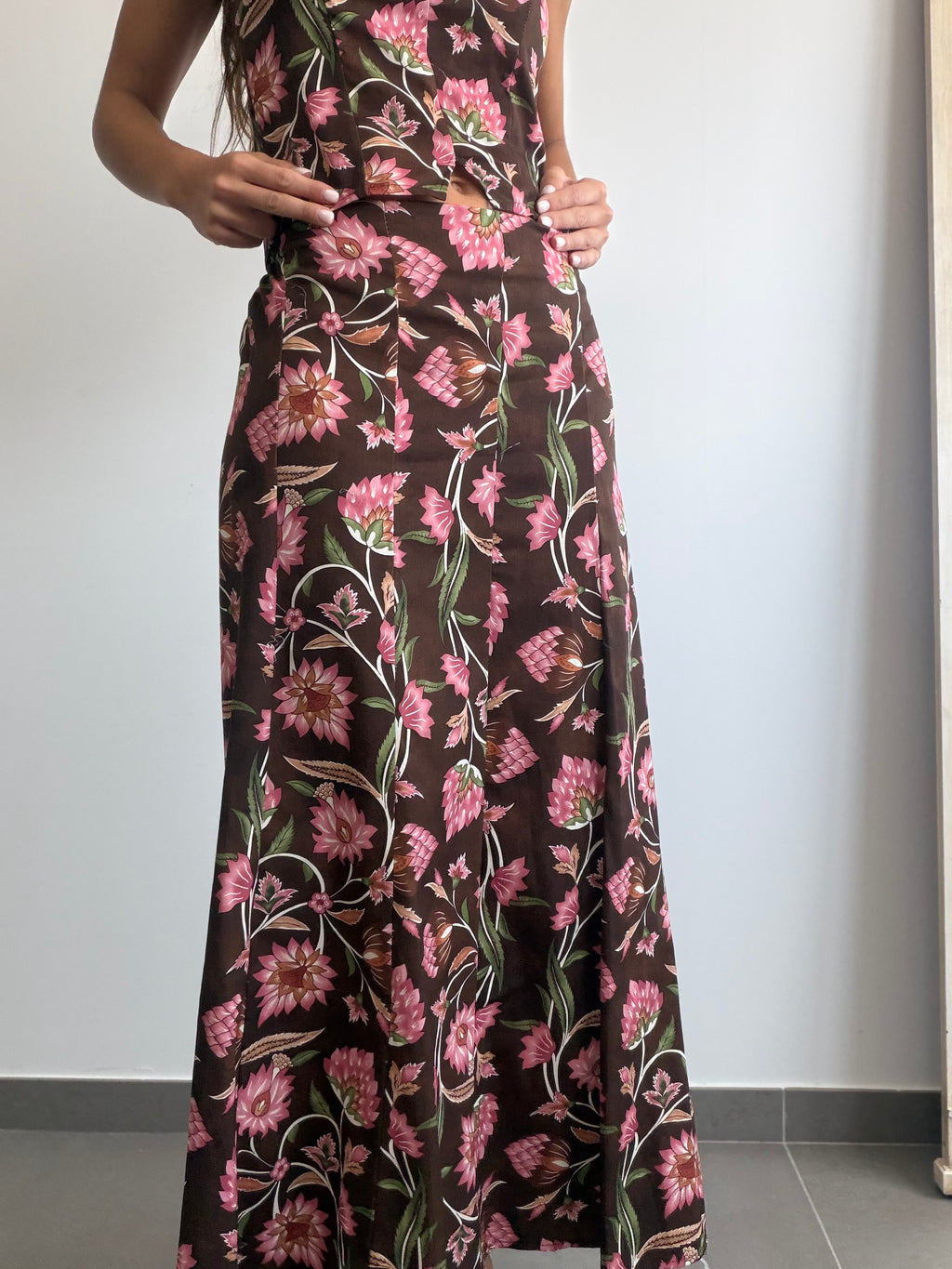CONJUNTO FLORAL MARRÓN