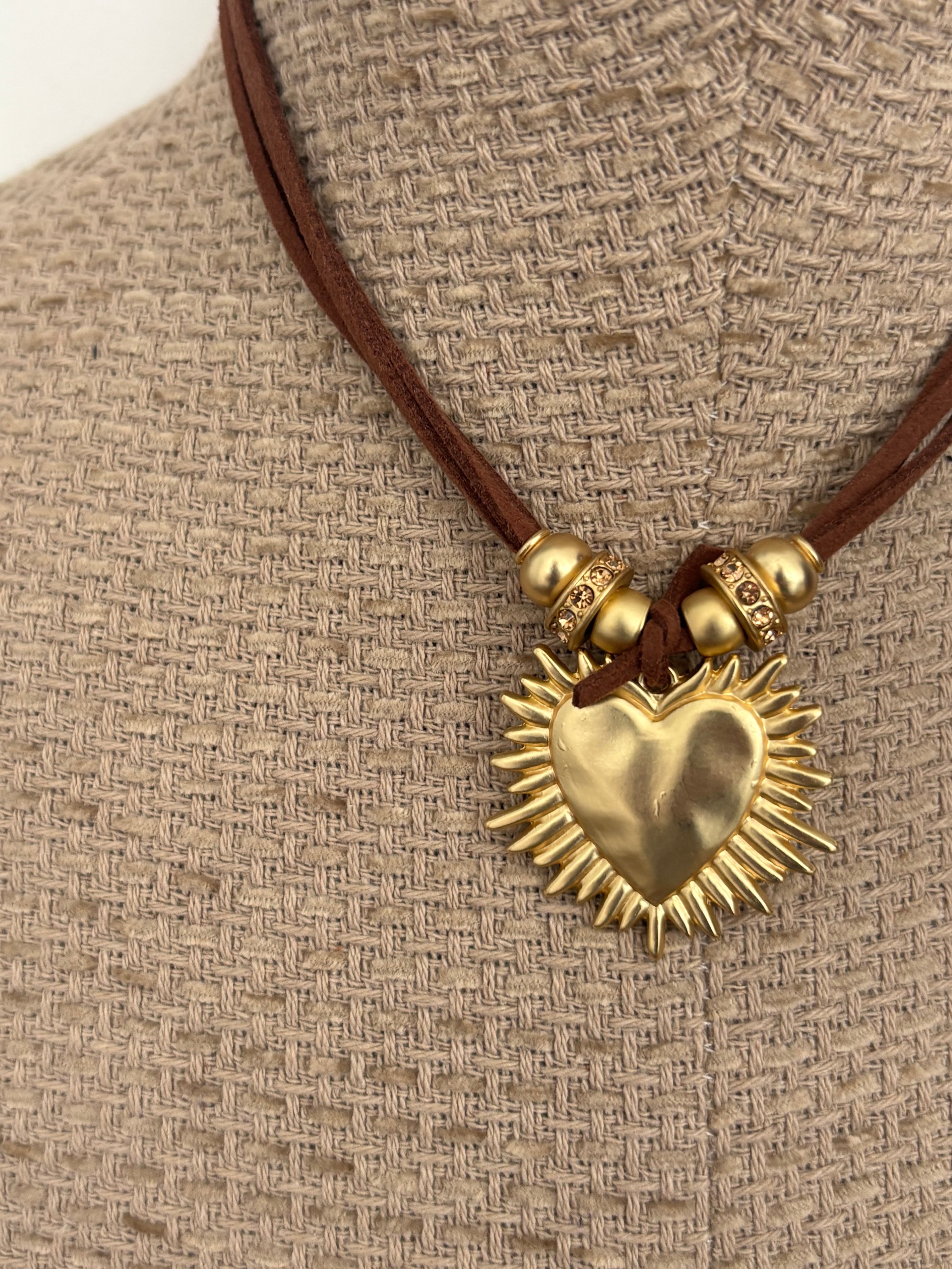 COLLAR CORAZÓN MARRÓN
