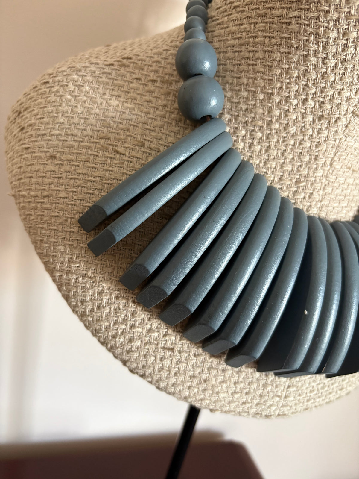 COLLAR PAPÚA GRIS