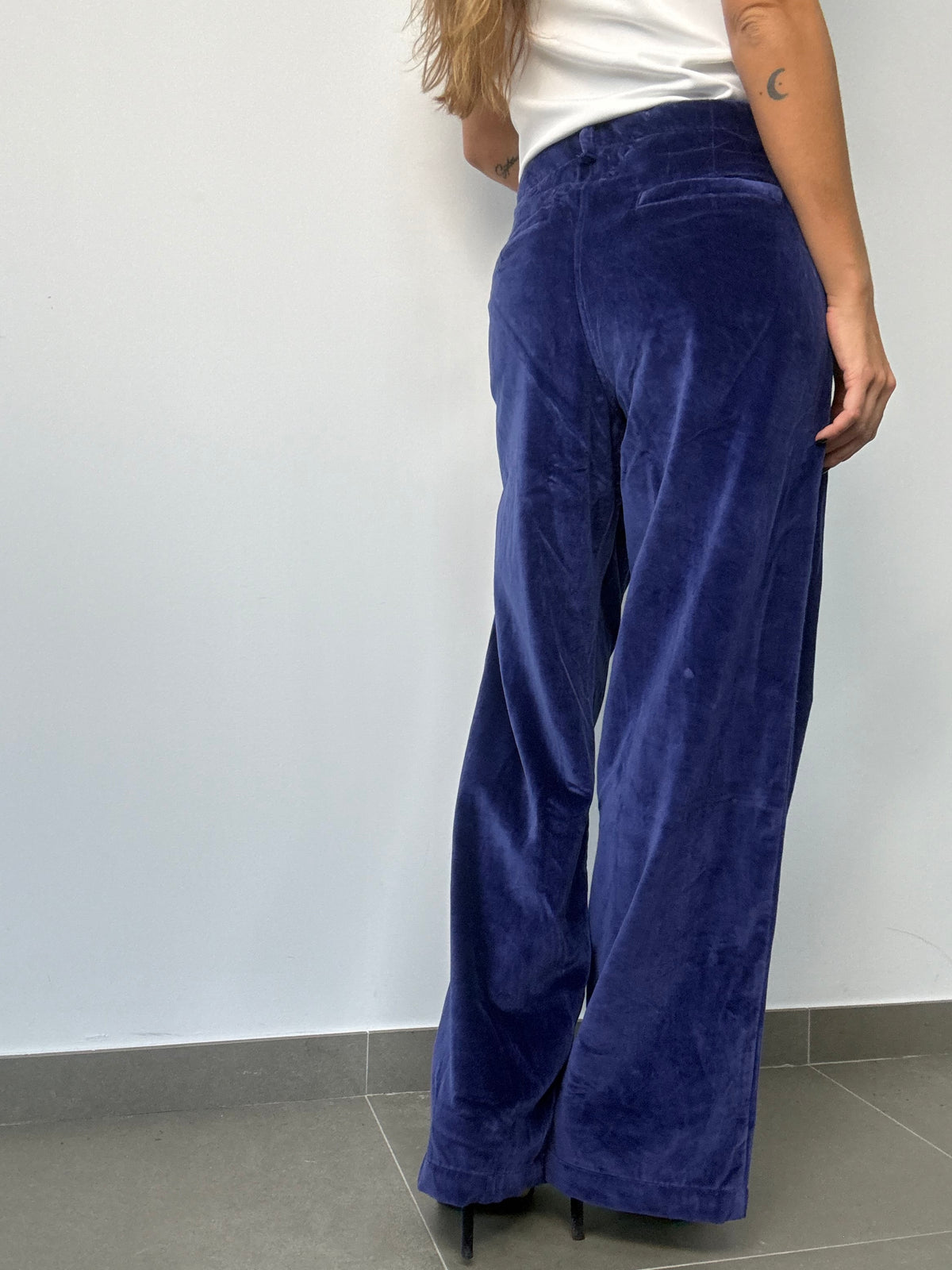 PANTALÓN TERCIOPELO BOTÓN AZUL