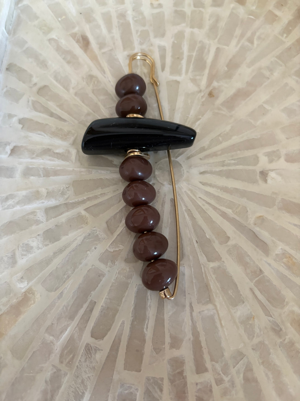 BROCHE LANZA MARRON-NEGRO