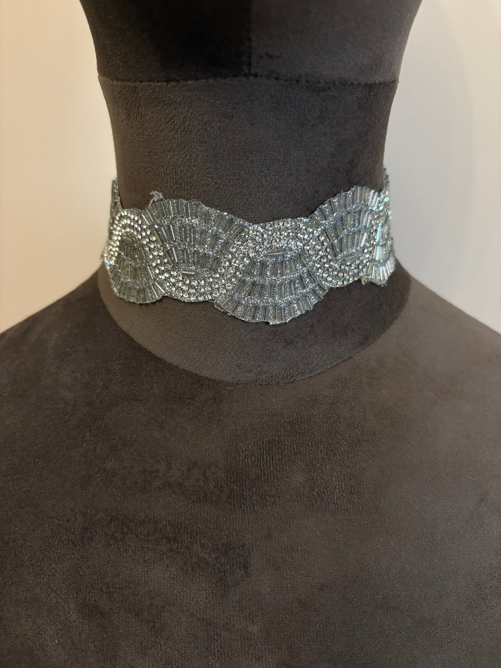 COLLAR TUDOR PLATEADO