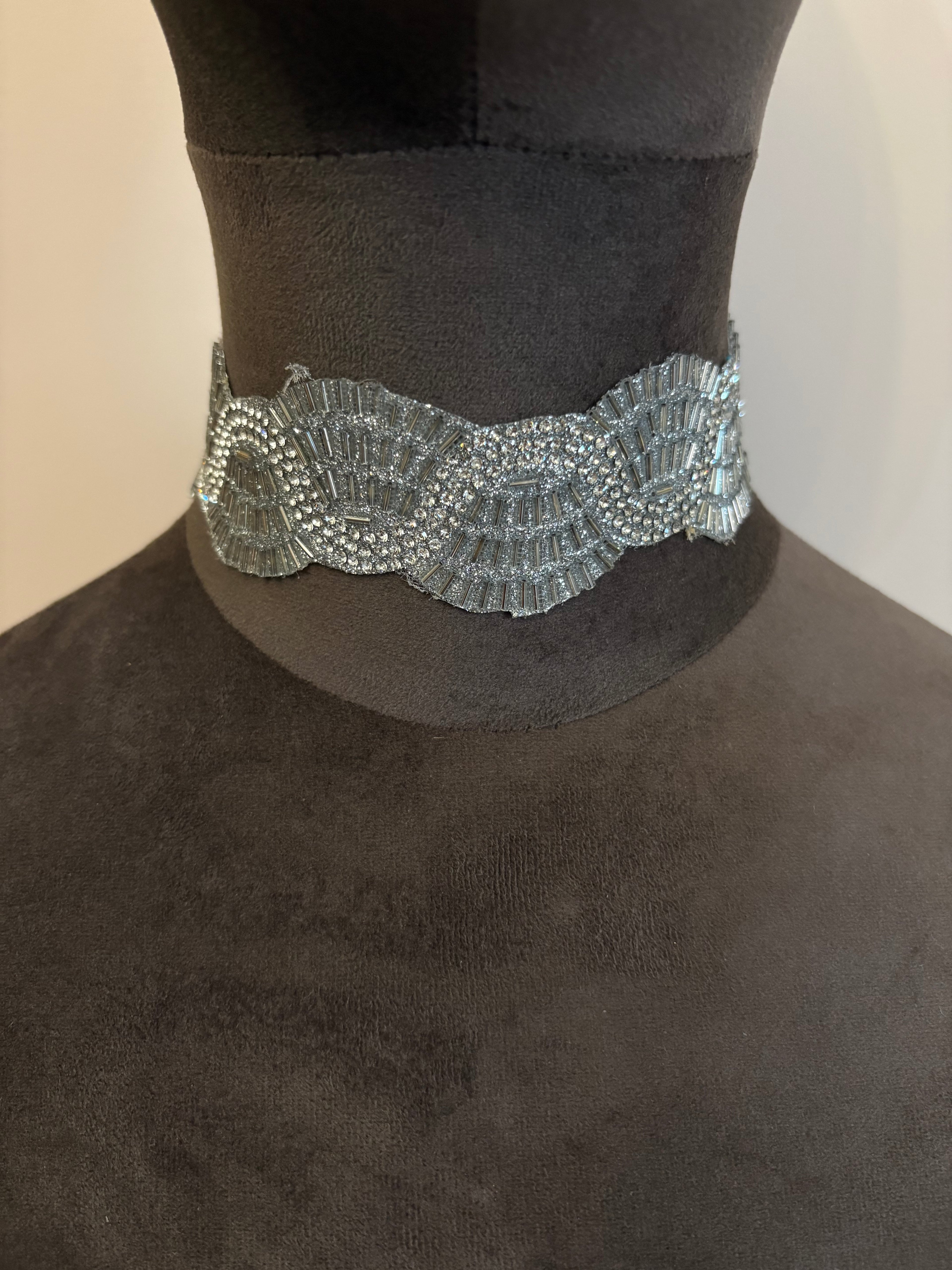 COLLAR TUDOR PLATEADO