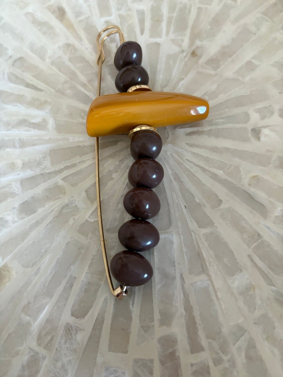 BROCHE LANZA MARRON-MOSTAZA