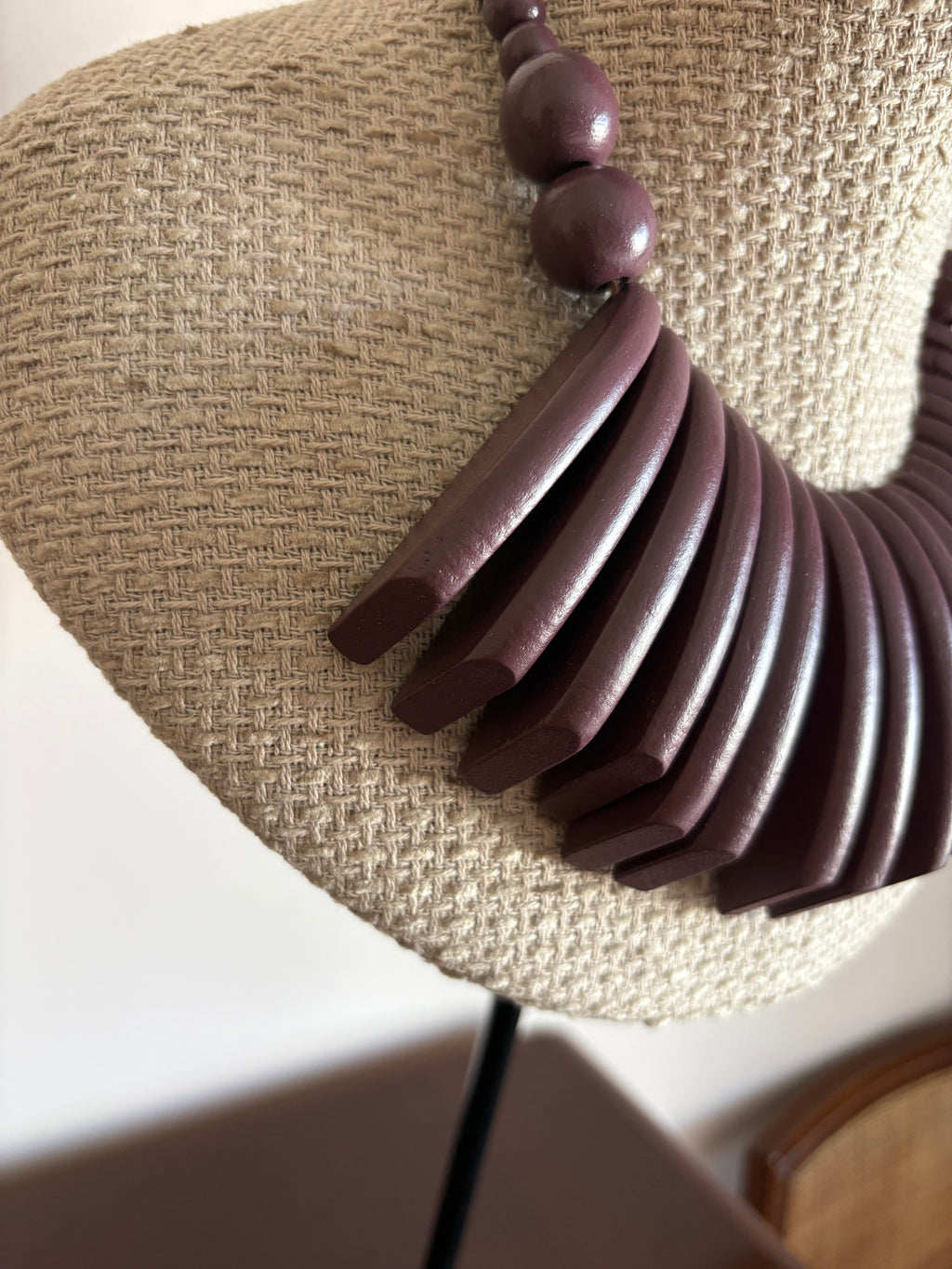 COLLAR PAPÚA BERENJENA
