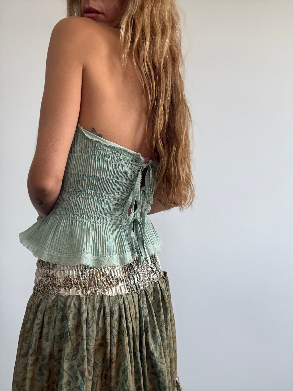 TOP HALTER NIDO ABEJA VERDE