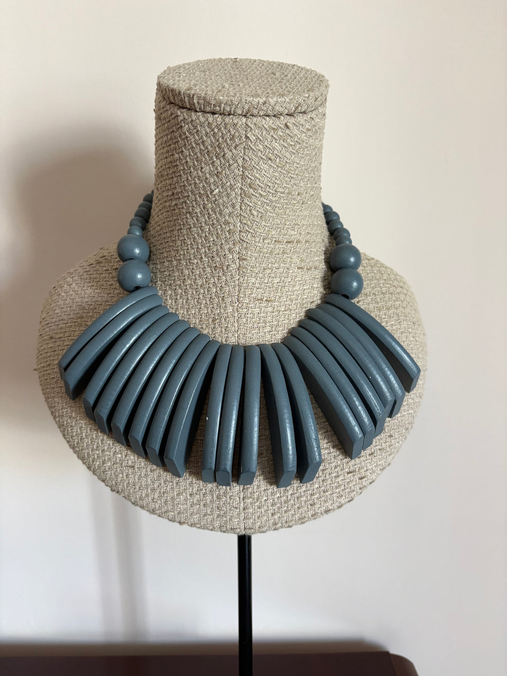 COLLAR PAPÚA GRIS