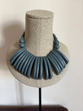 COLLAR PAPÚA GRIS