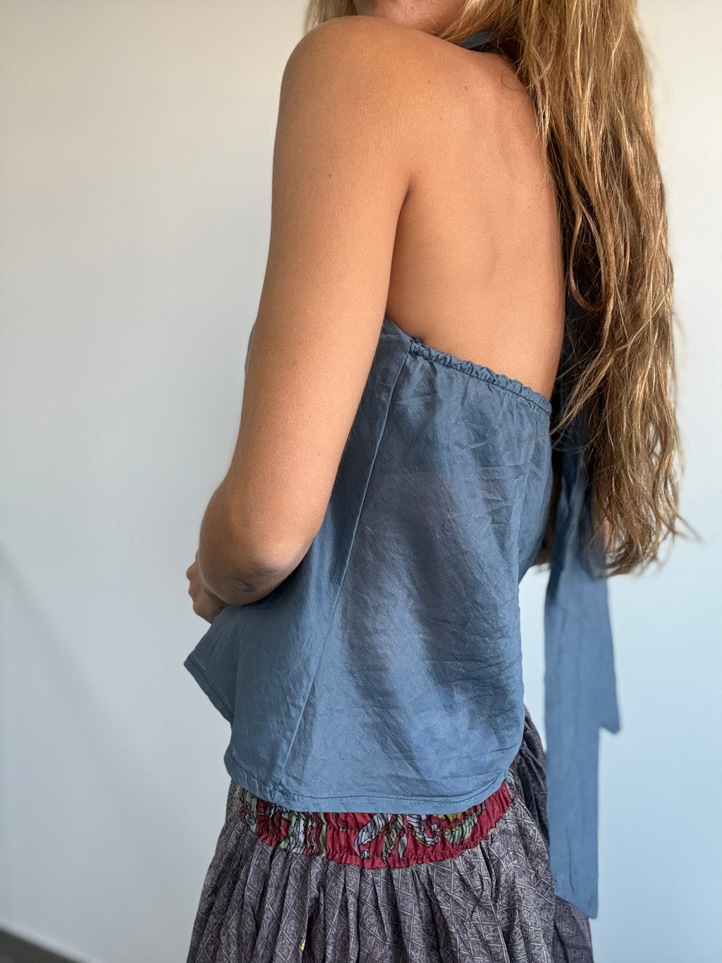 TOP TENCEL ESCOTE HALTER AZUL