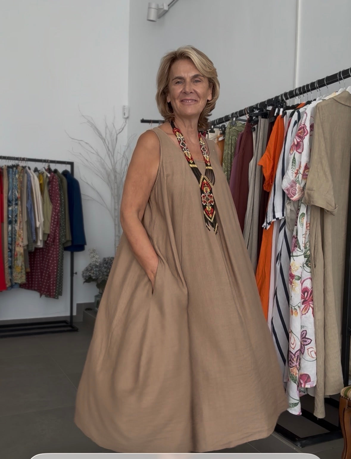 VESTIDO ABANICO CAMEL