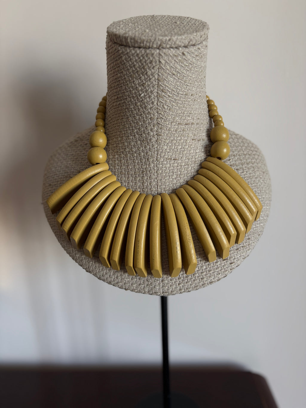 COLLAR PAPÚA MOSTAZA