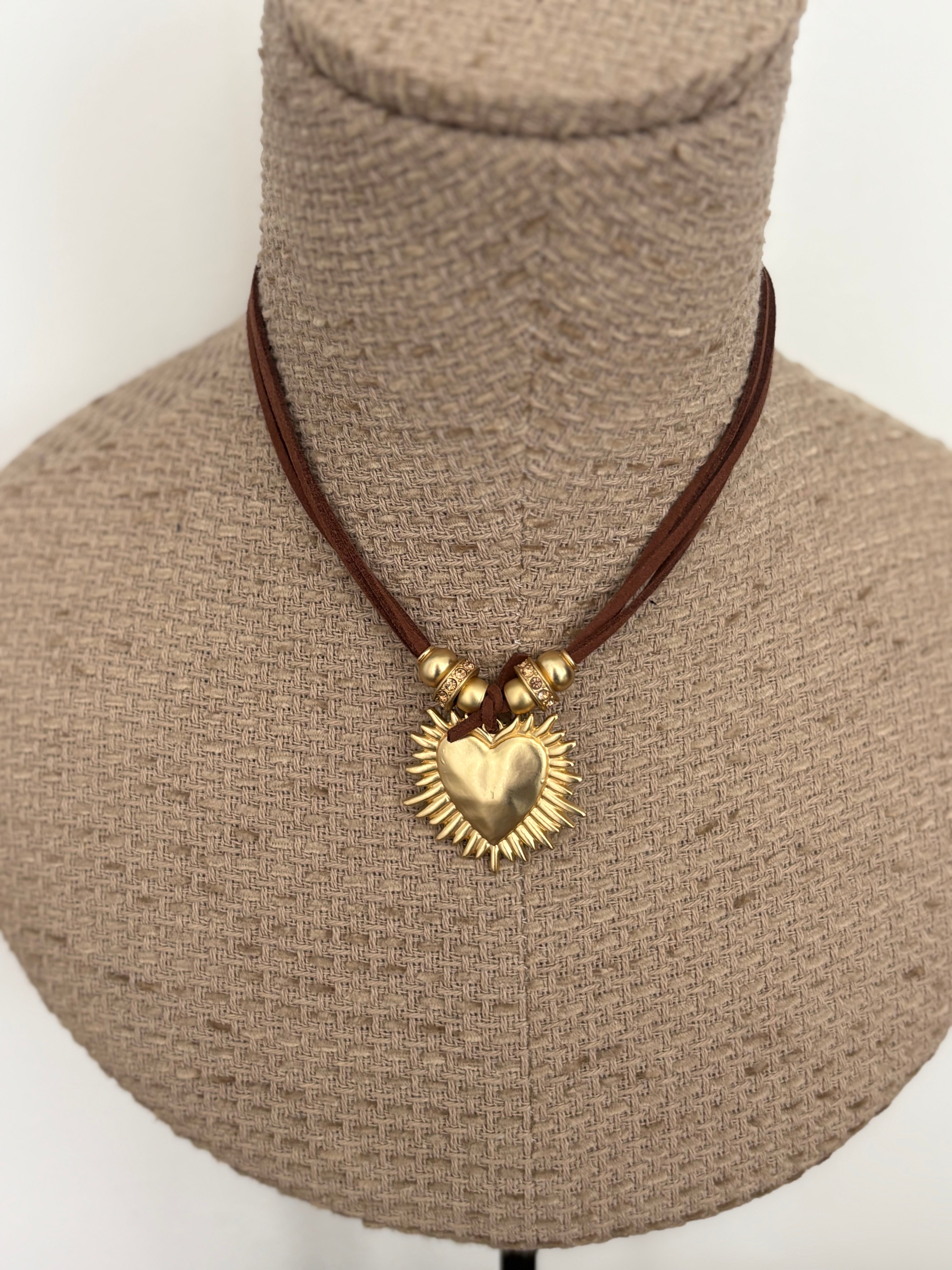 COLLAR CORAZÓN MARRÓN