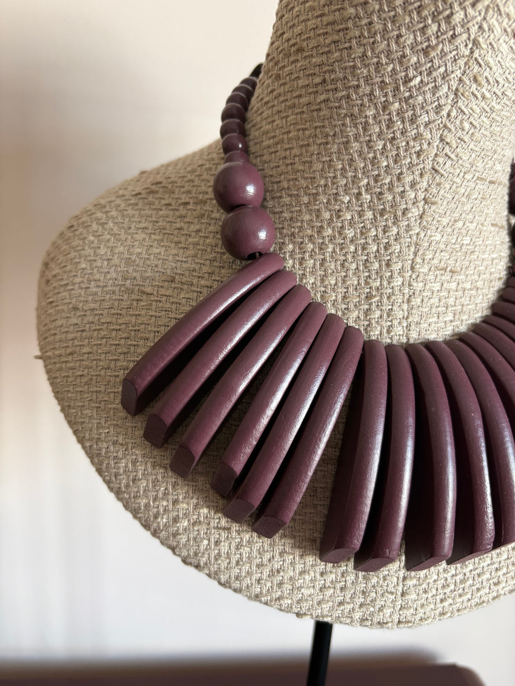 COLLAR PAPÚA BERENJENA