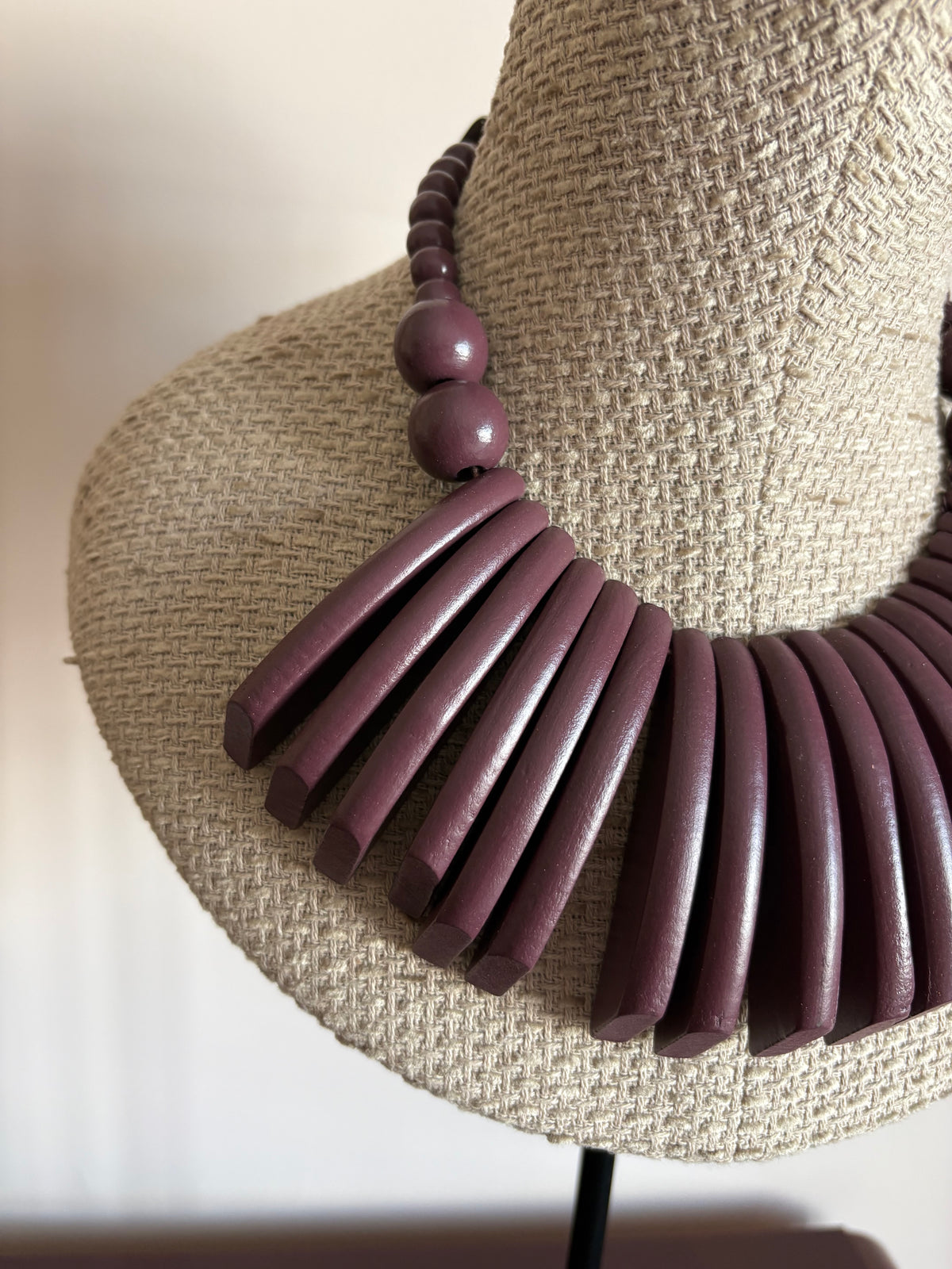 COLLAR PAPÚA BERENJENA