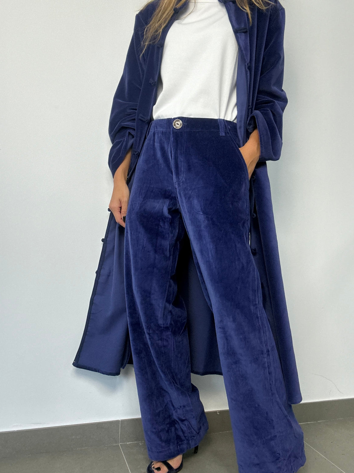 PANTALÓN TERCIOPELO BOTÓN AZUL