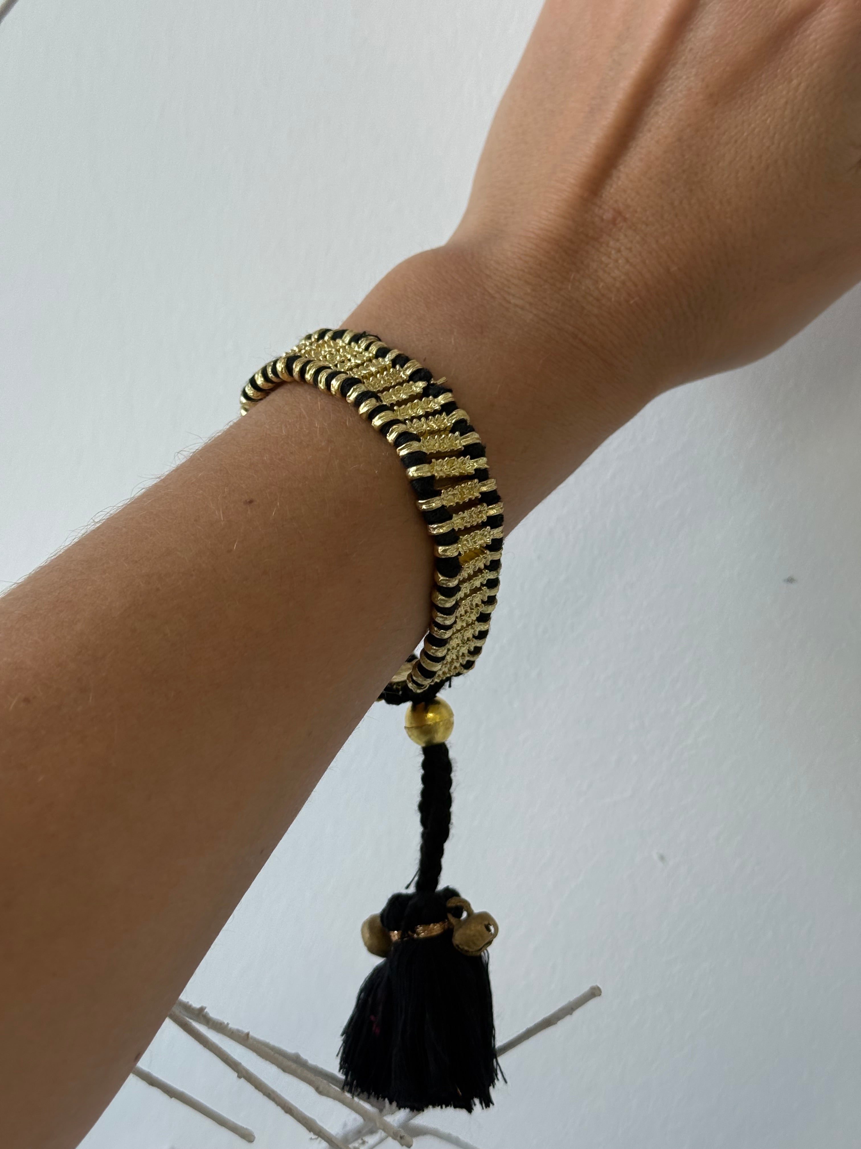 PULSERA DANAICA NEGRO