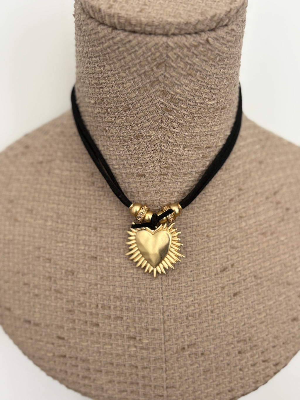 COLLAR CORAZÓN NEGRO