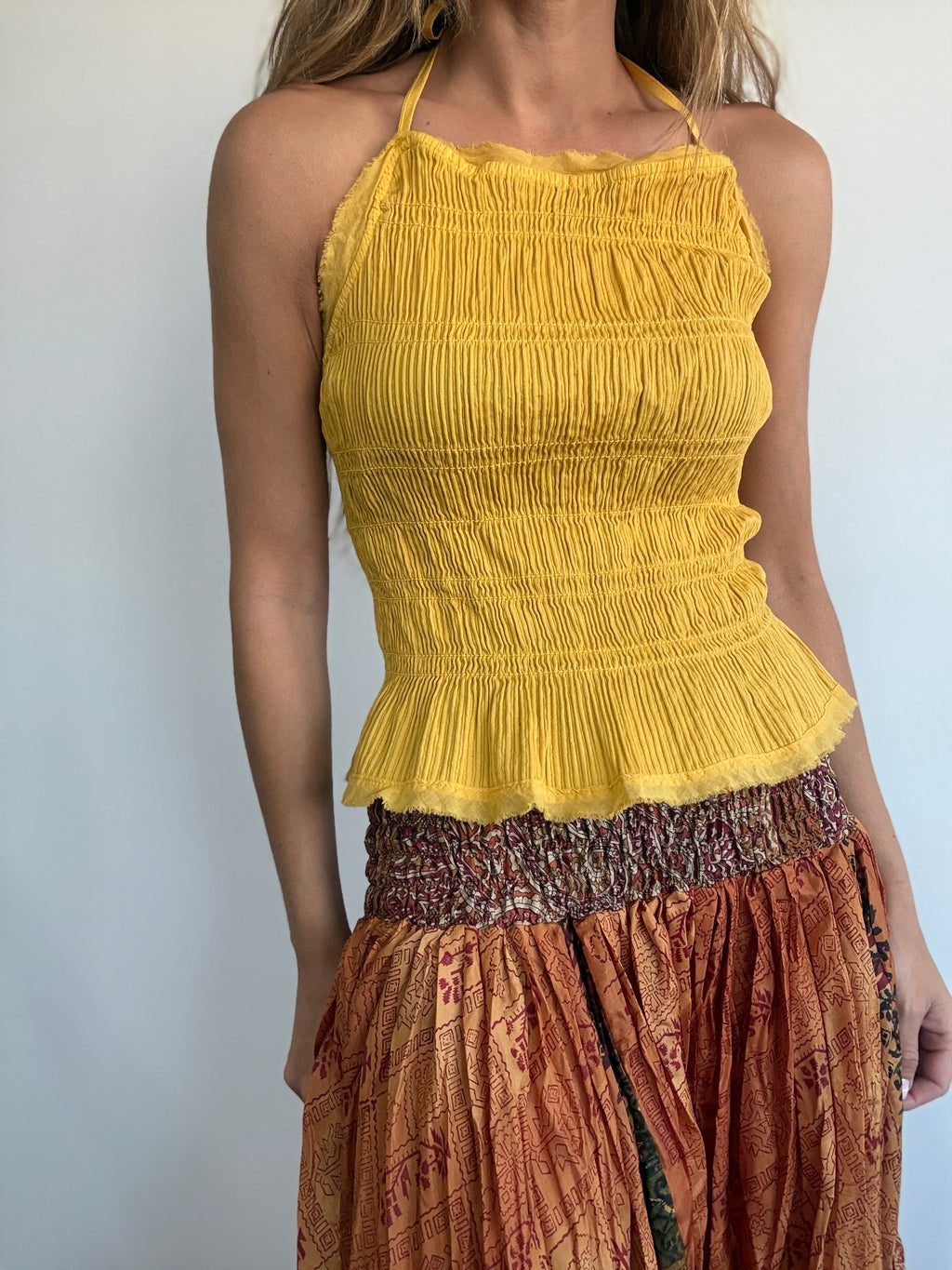 TOP HALTER NIDO ABEJA AMARILLO