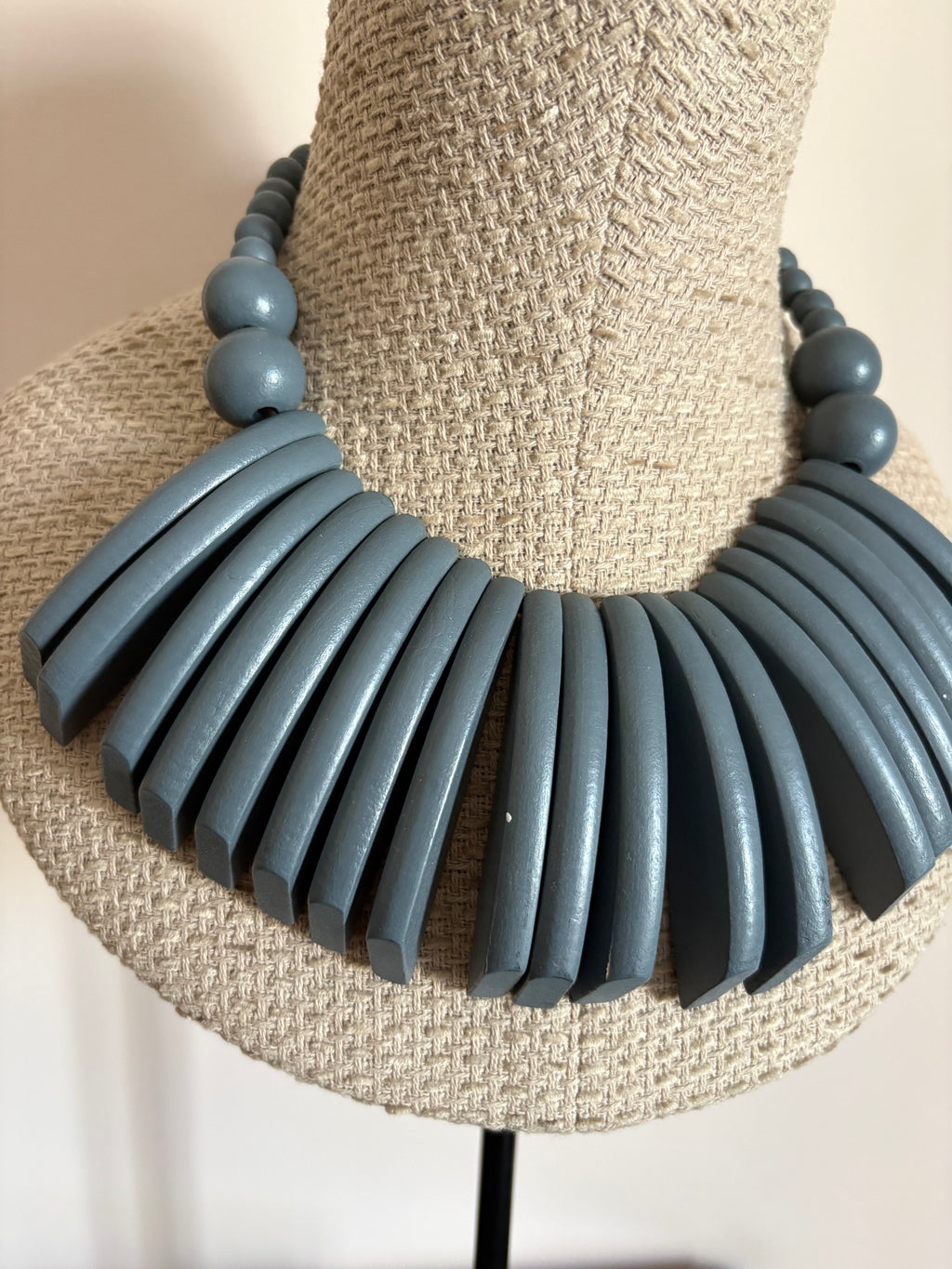 COLLAR PAPÚA GRIS